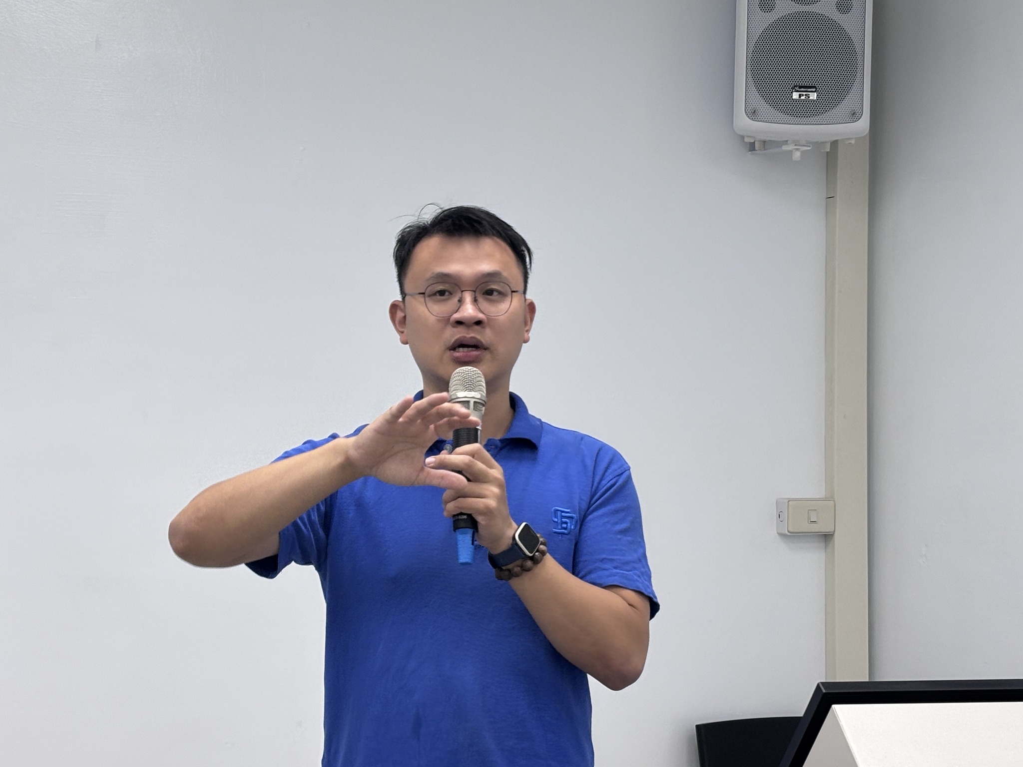 唐愷良助理研究員介紹水分含量在加工品之重要性。