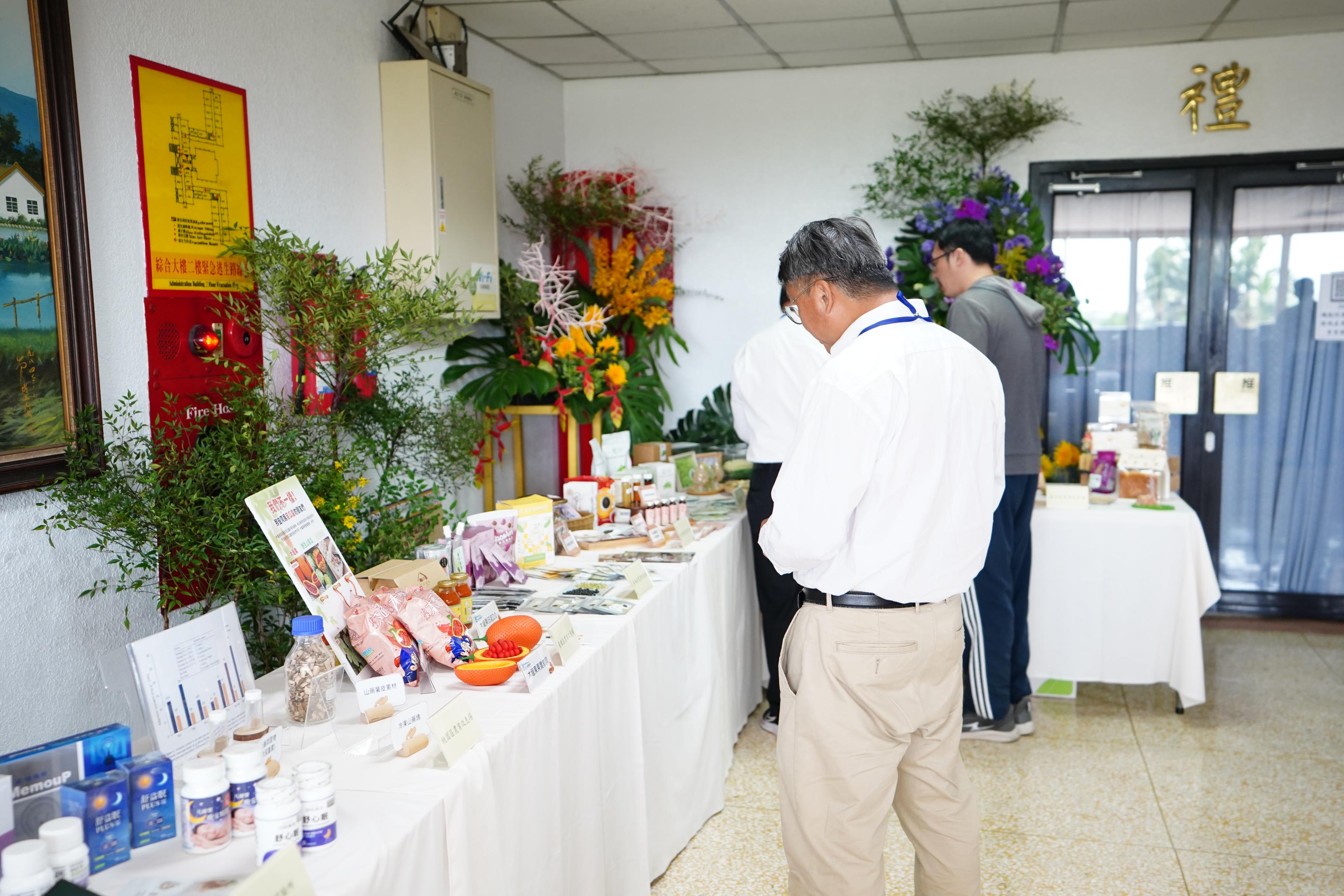 圖8、研討會會場外設有各農業改良場成果展示區，展出國產機能性農產品之研發與產業化成果，吸引與會人員駐足參觀。