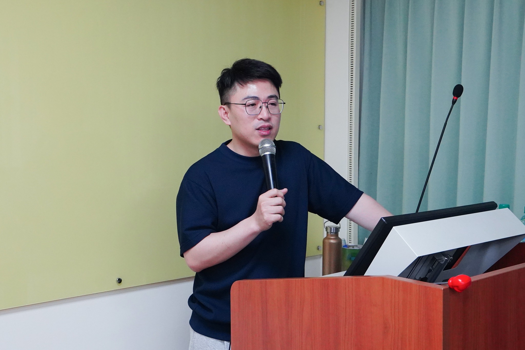 水產試驗所楊一男助理研究員分享農業淨零排放推動策略教材在水產業之應用。