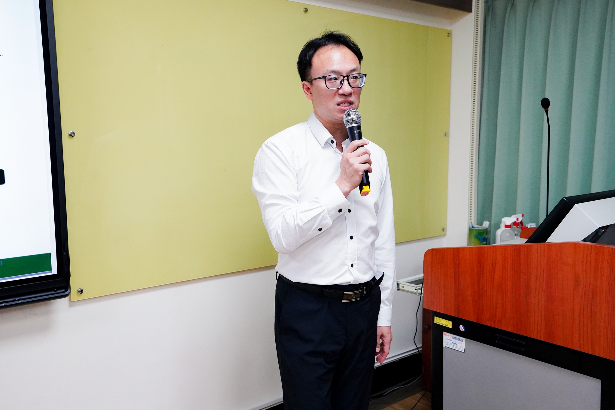 林業試驗所李隆恩副研究員分享森林碳匯與碳權教材授課重點。
