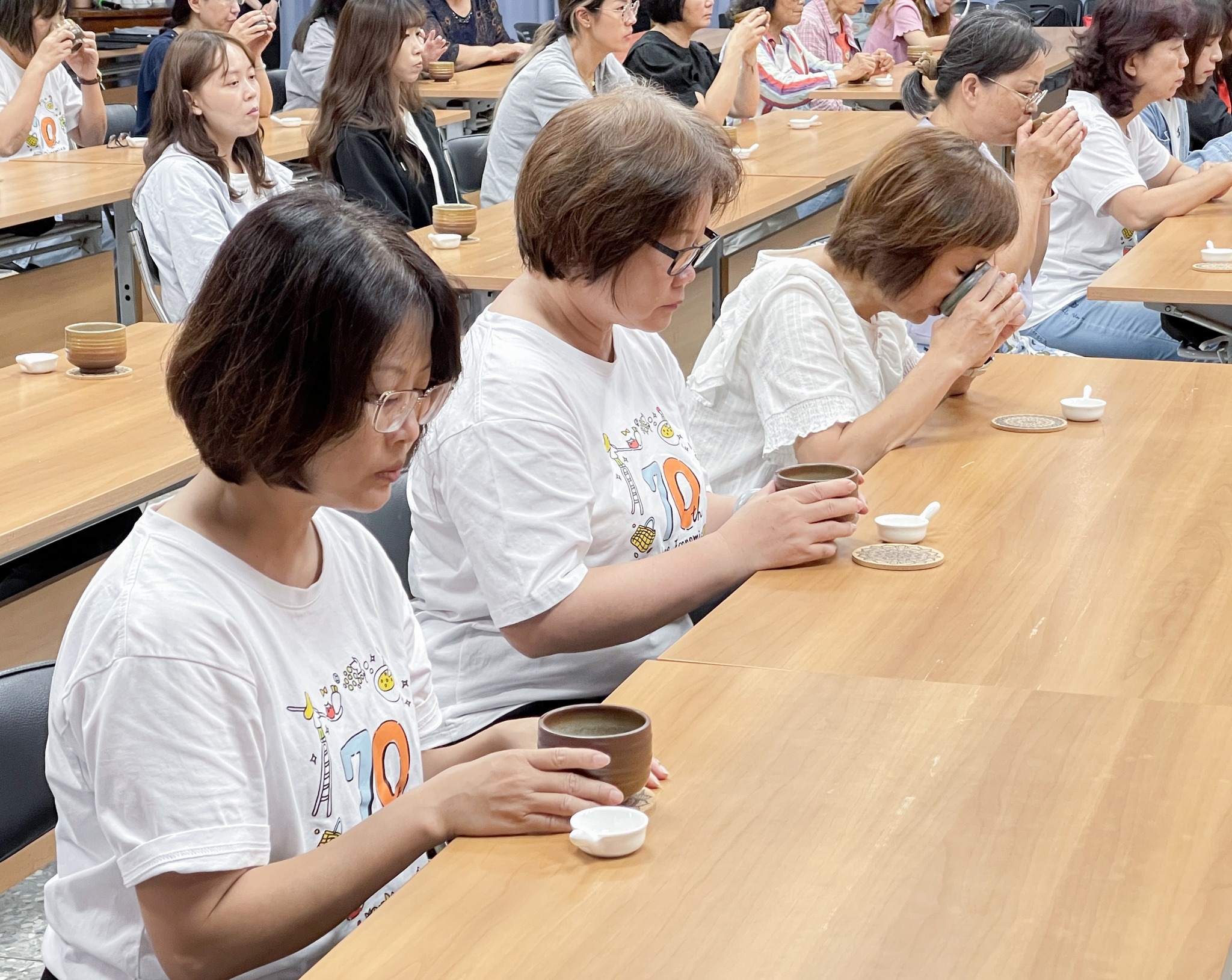 課程學員進行「飲食日常-食物與茶的禪悅體驗」活動。