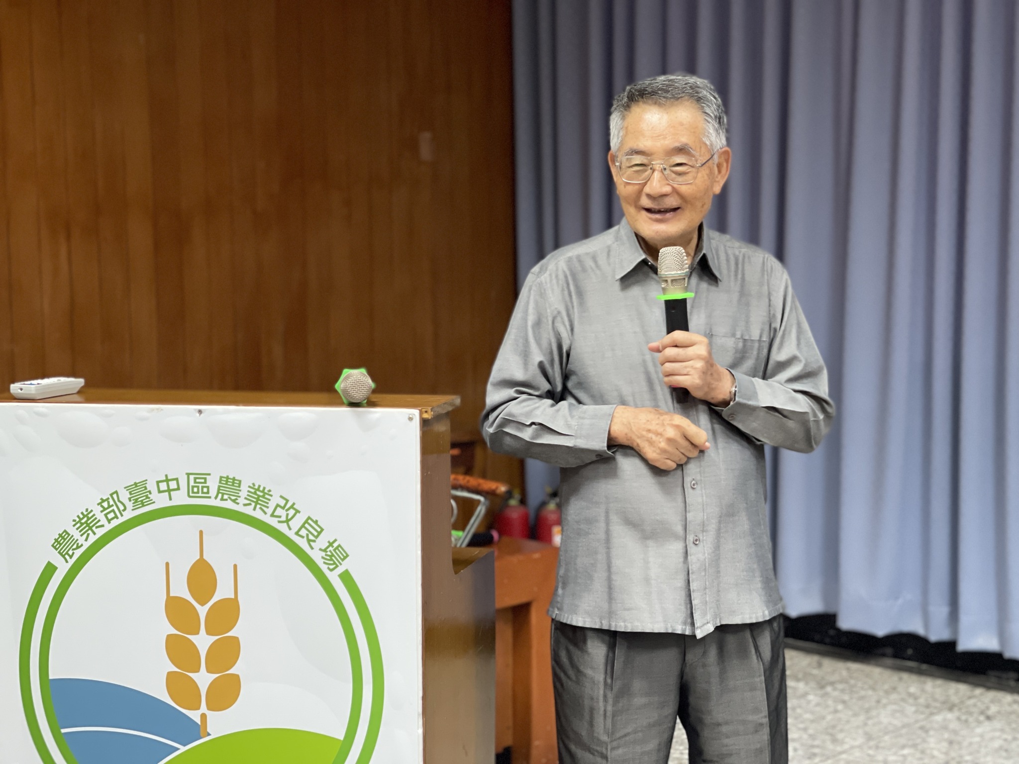 前行政院農委會陳武雄主任委員分享「心靈除塵-開啟身心感應力」。