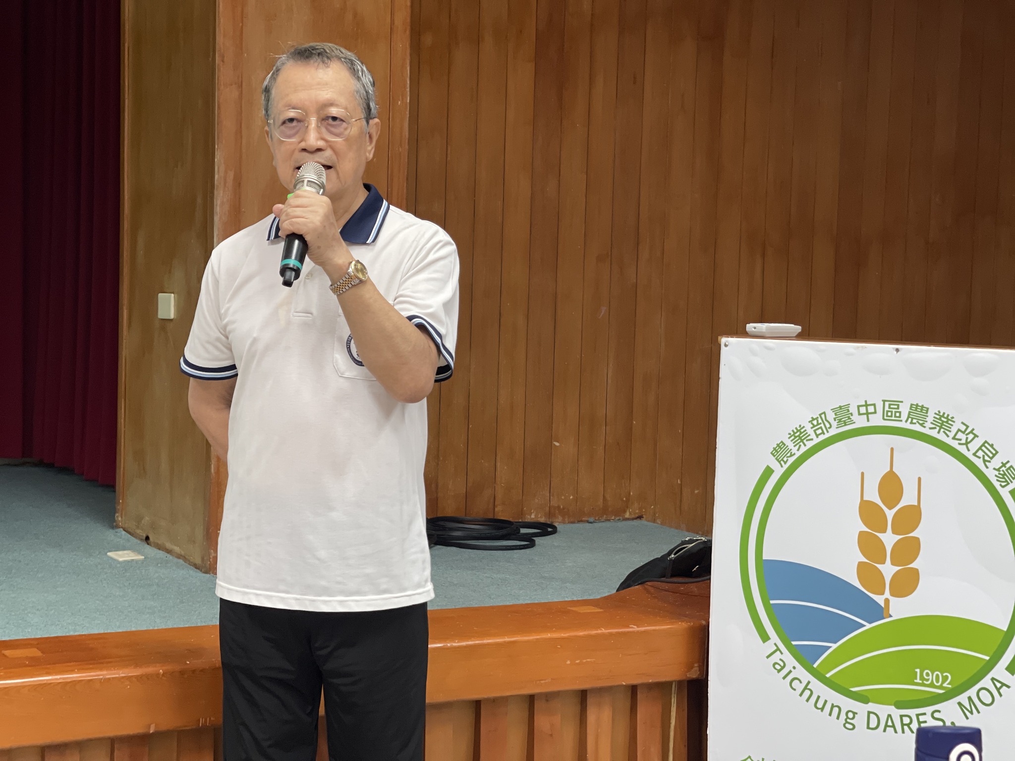 翁詩燦師兄帶領學員進行伸展放鬆靜心活動。