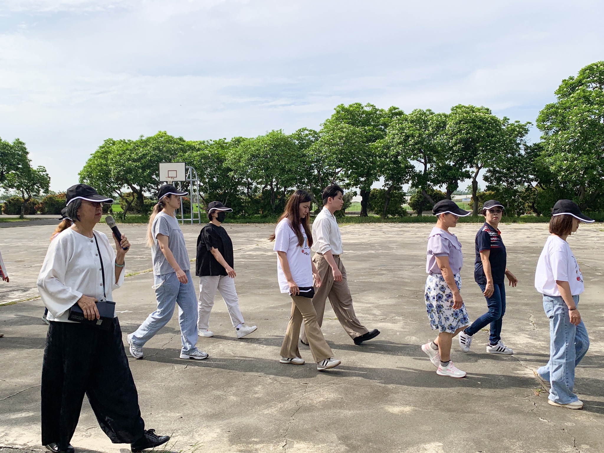 學員進行走路禪、聲音禪、景觀禪,在日常生活中享受安定。