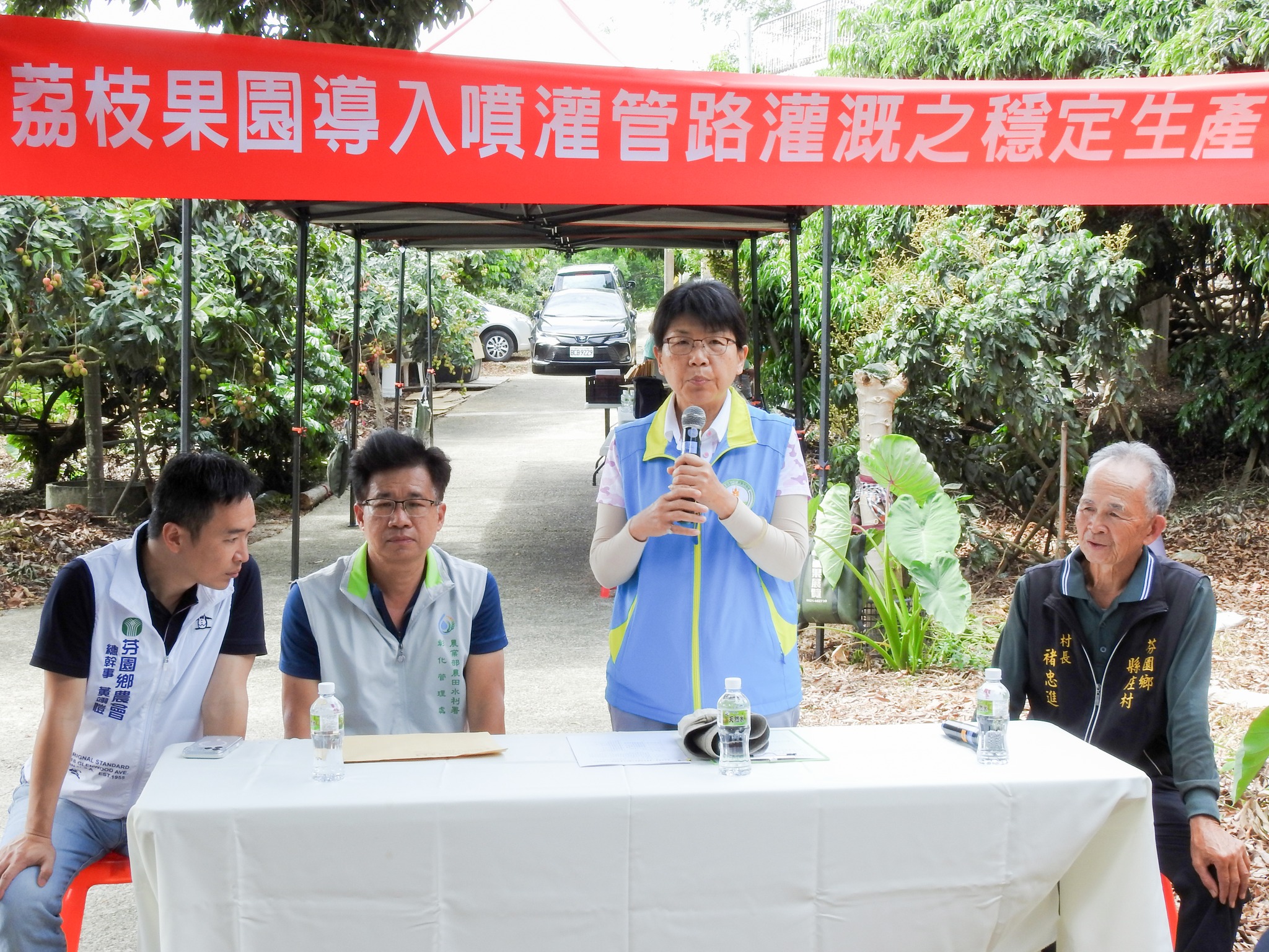 楊宏瑛場長為「荔枝果園導入噴灌管路灌溉之穩定生產管理模式示範觀摩會」開場致詞。