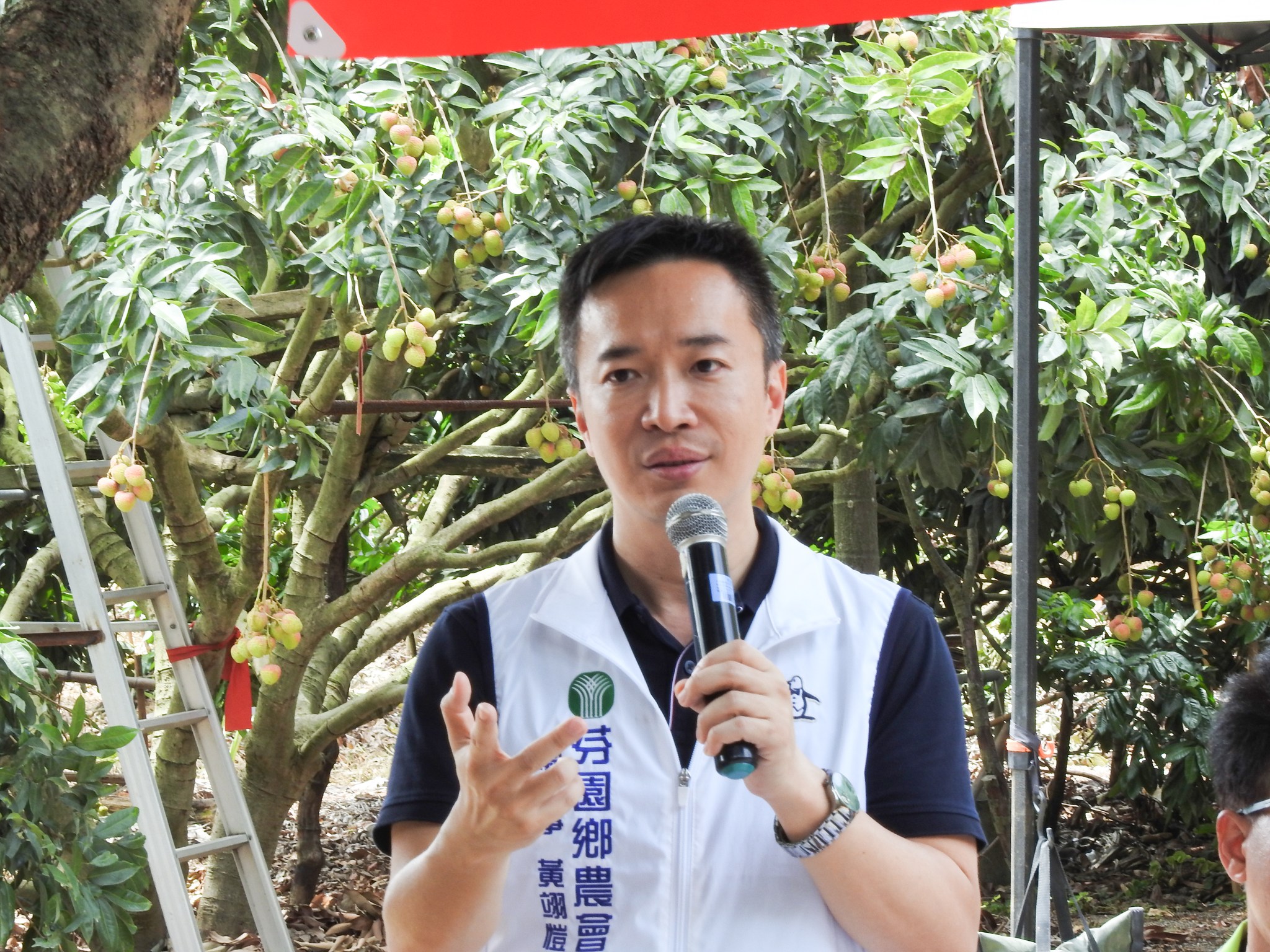 彰化縣芬園鄉農會黃翊愷總幹事為 「荔枝果園導入噴灌管路灌溉之穩定生產管理模式示範觀摩會」 開場致詞。