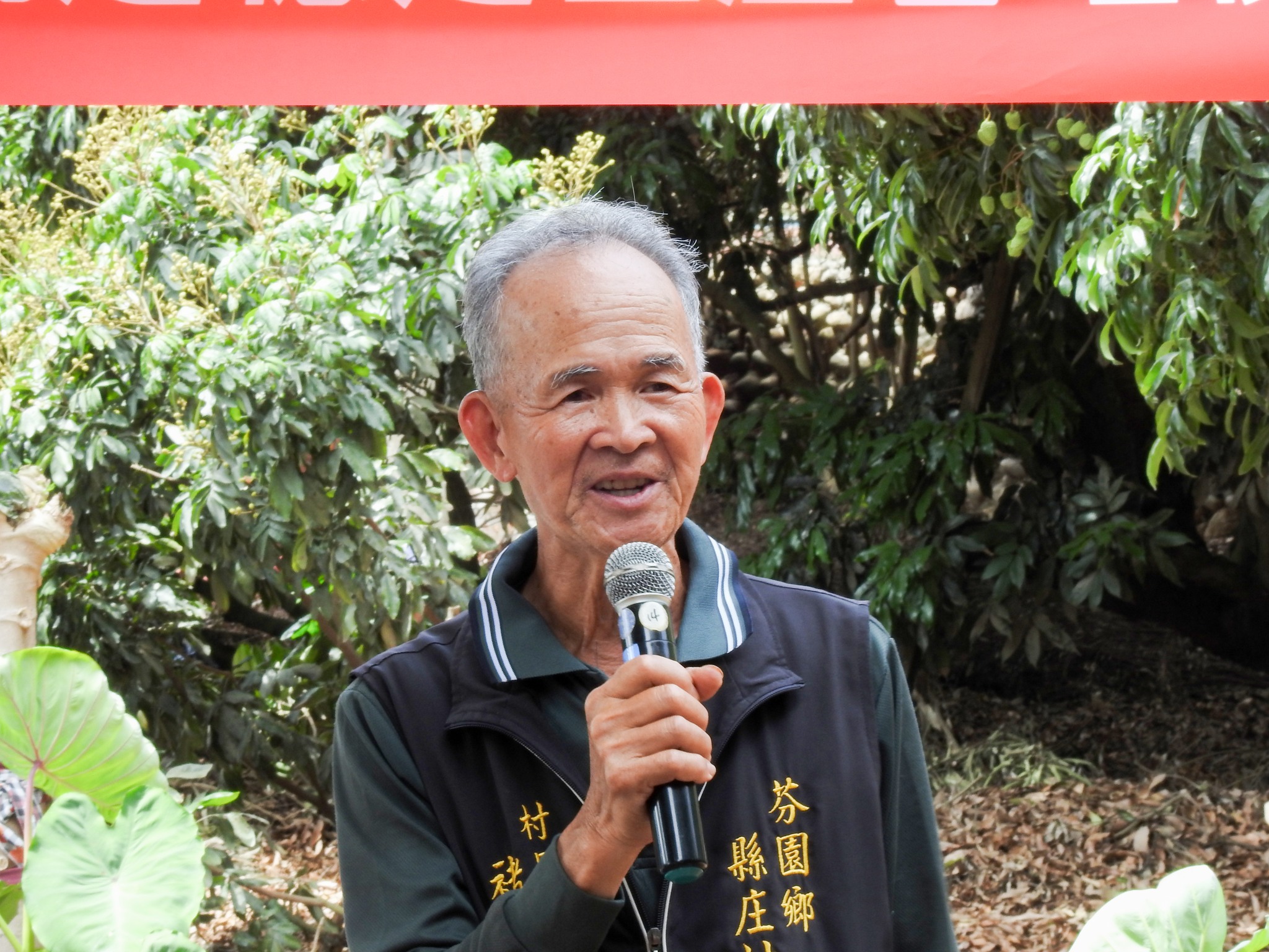 彰化縣芬園鄉褚忠進農友分享噴灌管路於荔枝果園穩定生產使用心得。