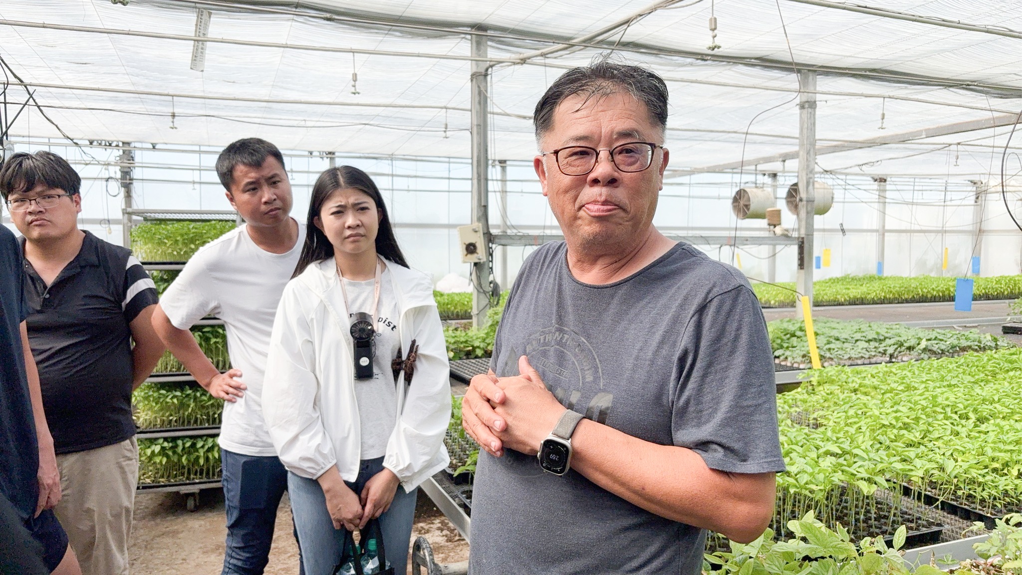 呂育家場長說明嫁接苗健化管理方式。