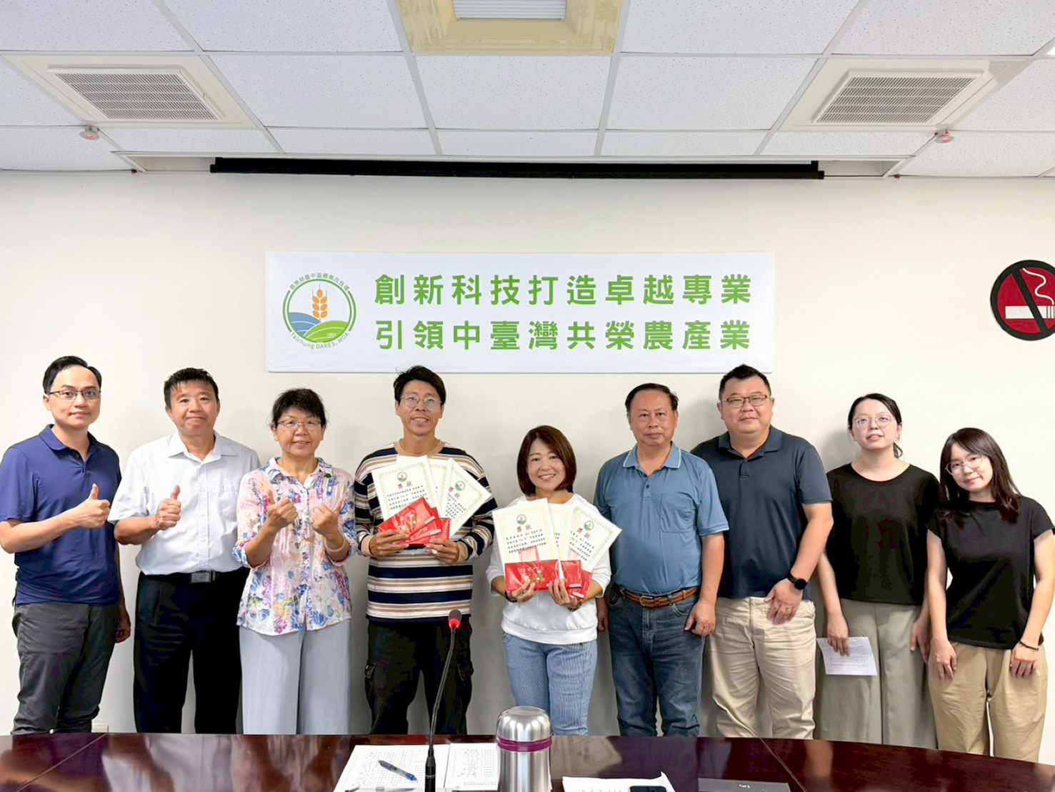「萬瘦之王＆脂肪剋星」減重及減脂兩位冠軍得主與長官們合影。