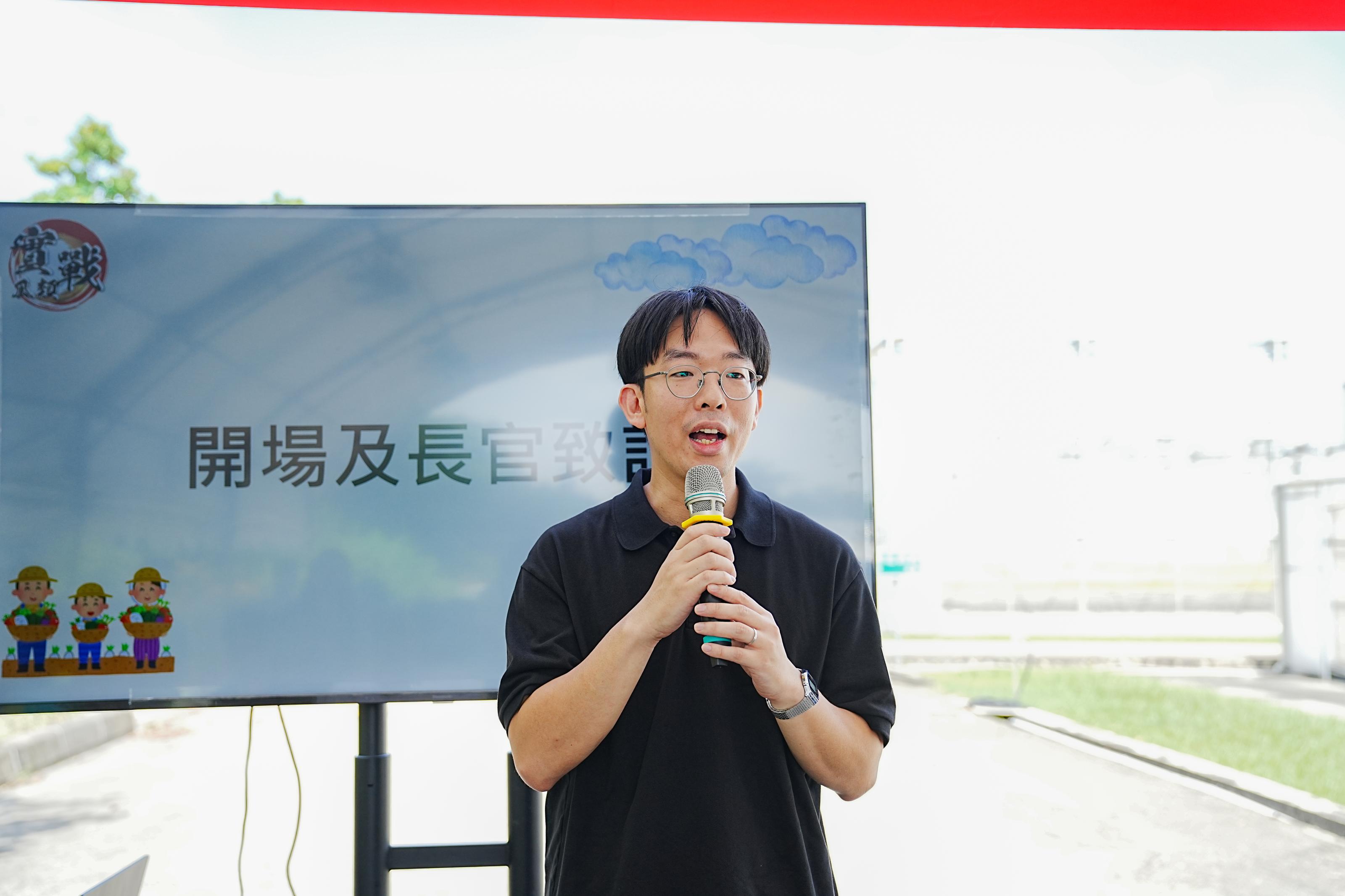 農業部農民輔導司農業推廣科黃仕嵩科長致詞。