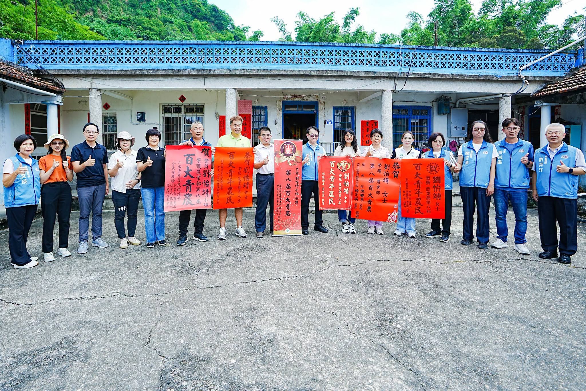 賀 本場轄區(彰化縣)共8名青農榮獲「農業部第八屆百大青農」楊宏瑛場長特前往貼榜祝賀-4