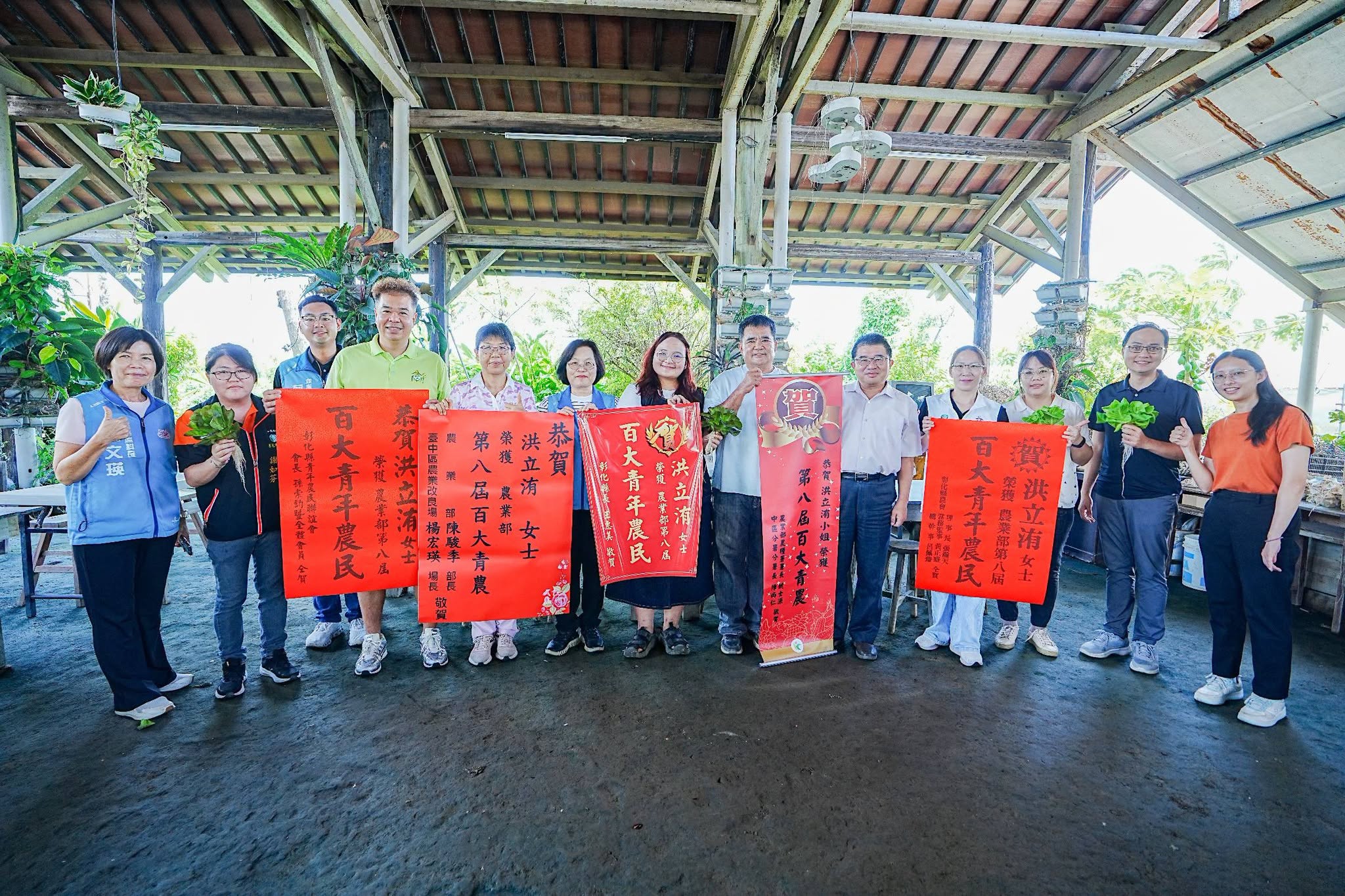 賀 本場轄區(彰化縣)共8名青農榮獲「農業部第八屆百大青農」楊宏瑛場長特前往貼榜祝賀-8