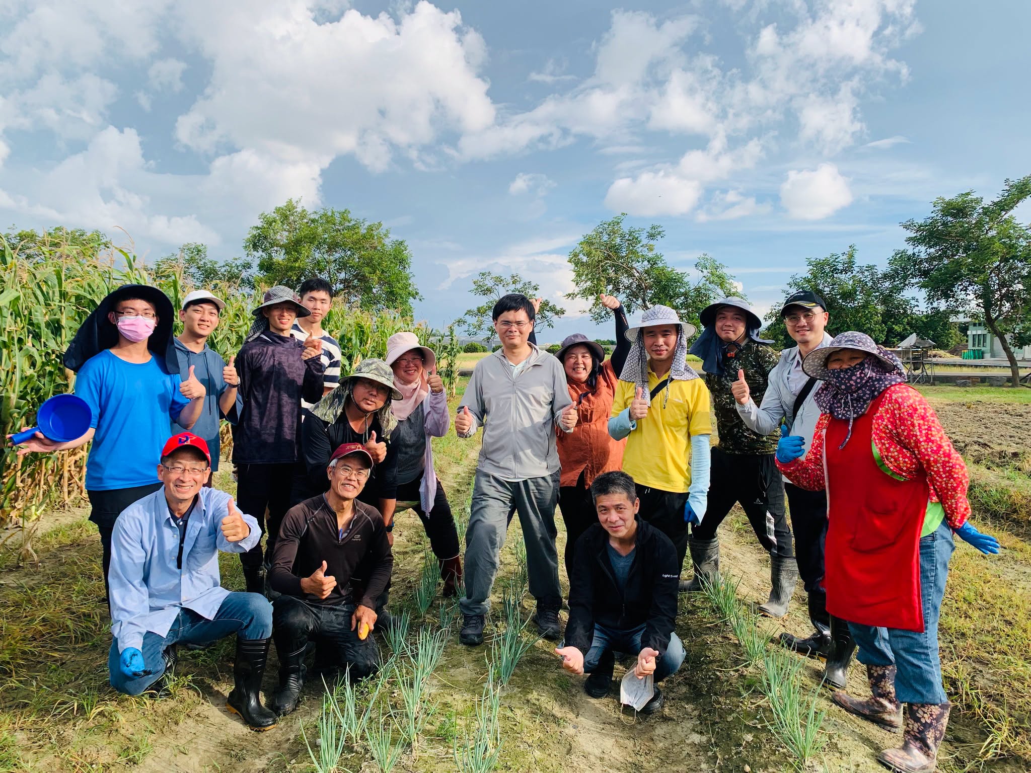 廖崇億助理研究員(中)及土壤肥料研究室助教介紹肥料種類並與學員合影。