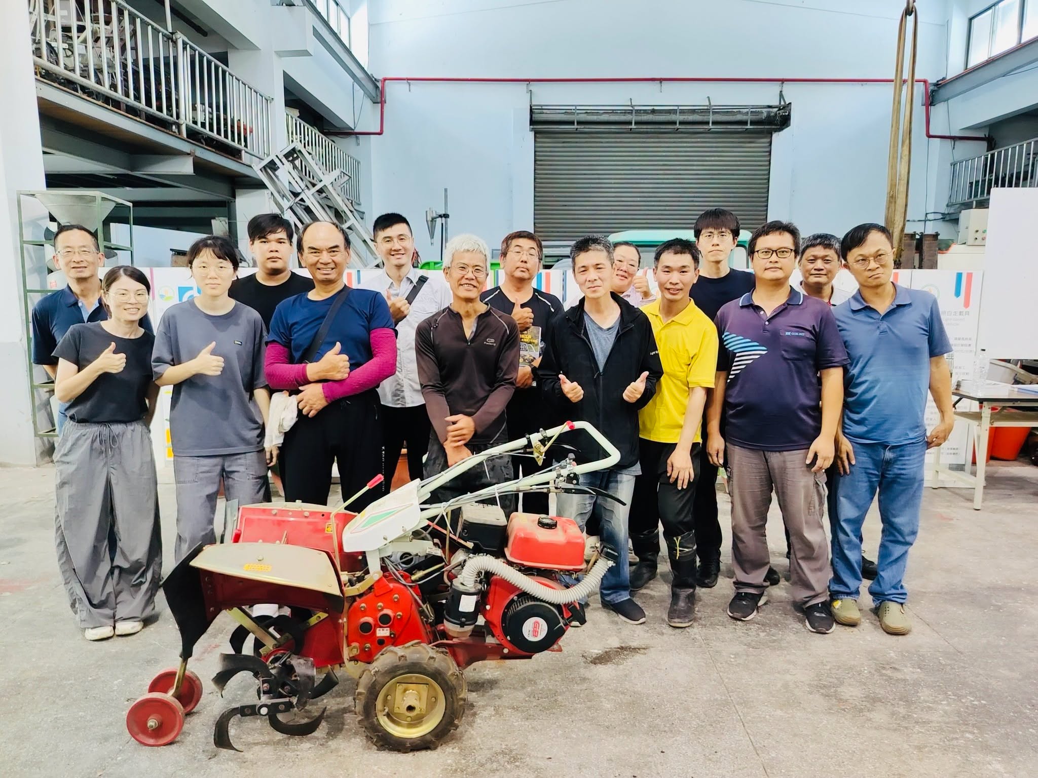 農業機械研究室助教介紹簡易農機操作方法及維修保養並與學員合影。