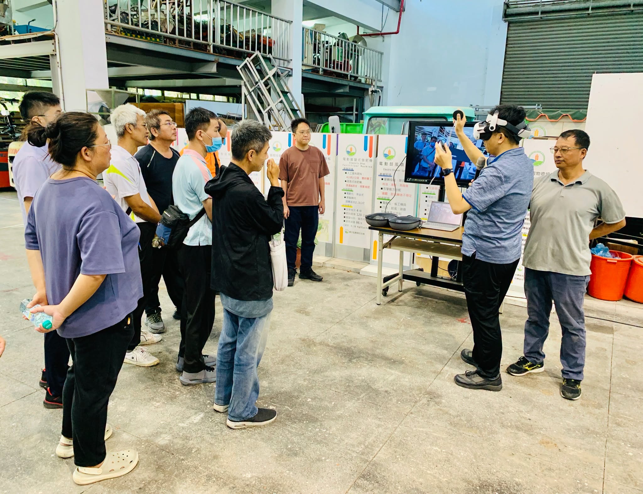 李東霖助理研究員(右二)介紹本場開發3D農機保養維護數位化學習教材並讓學員體驗操作。