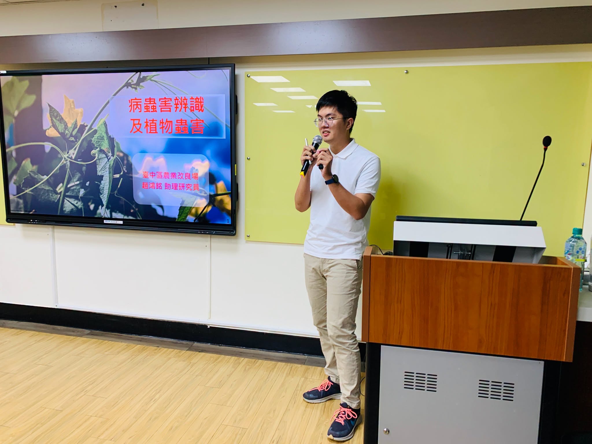 趙鴻銘助理研究員針對病蟲害辨識及植物蟲害進行講解。