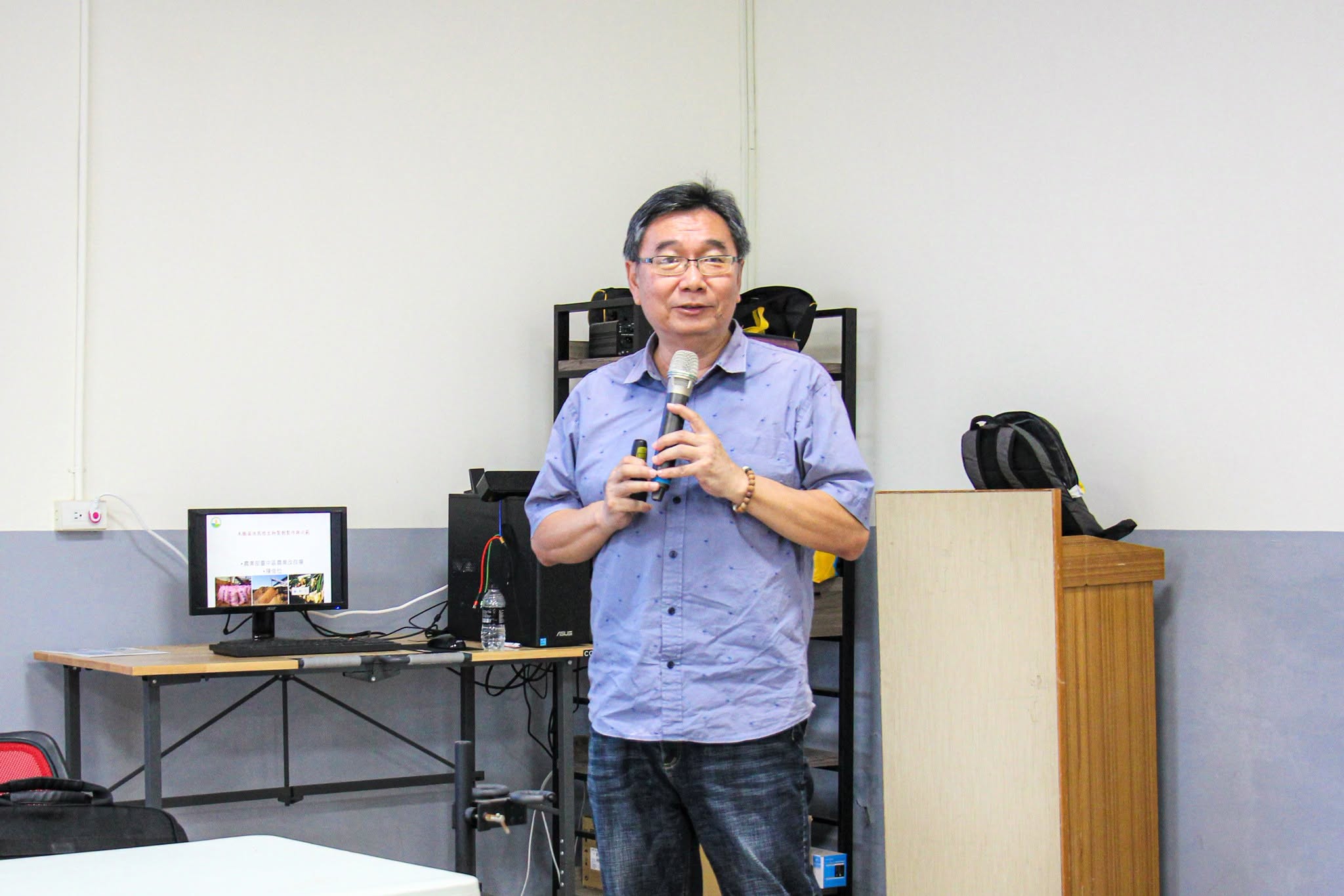 陳俊位研究員介紹木黴菌液態微生物製劑製作。