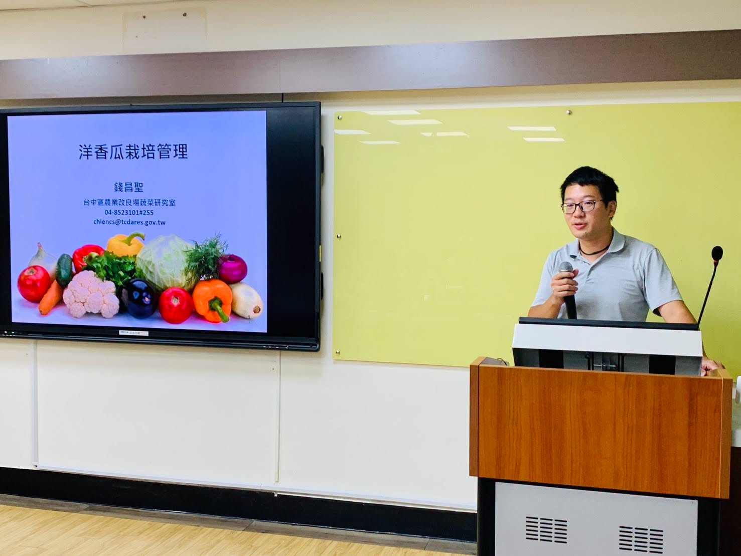 錢昌聖副研究員針對洋香瓜栽培管理、花胡瓜如何利設施栽培提升生產效益進行講解。