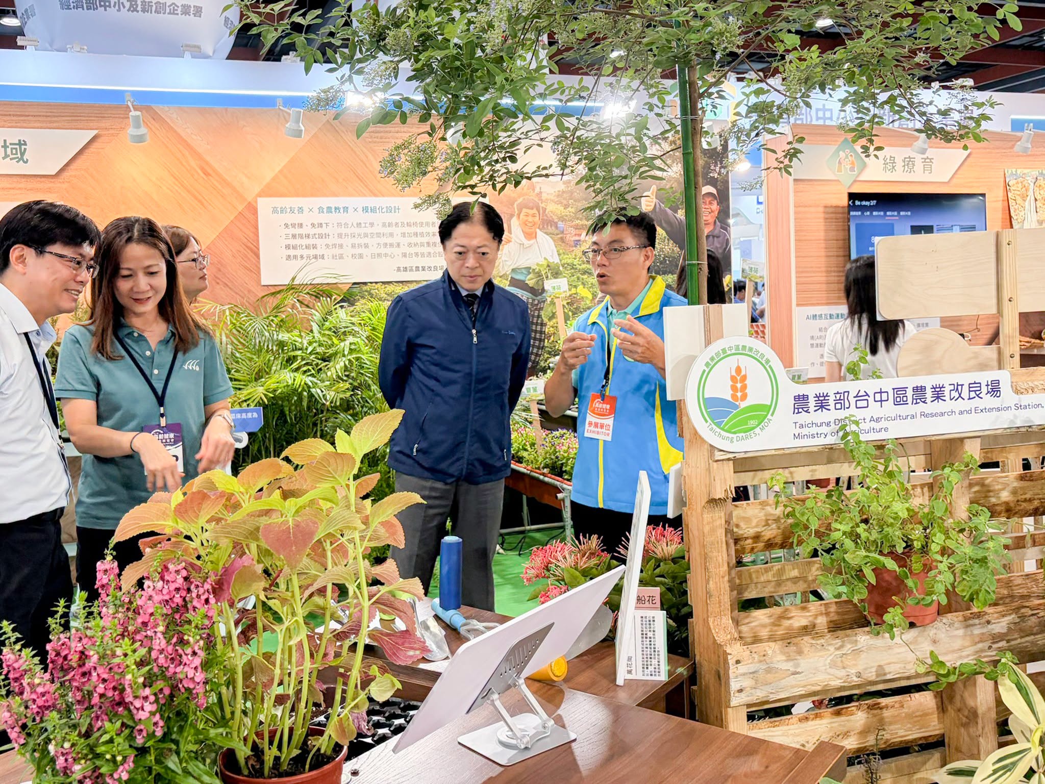 許嘉錦副研員介紹「互動式療育實景萬花筒」，讓民眾可身體力行，主動地以視、聽、嗅、觸等感官與自然互動。