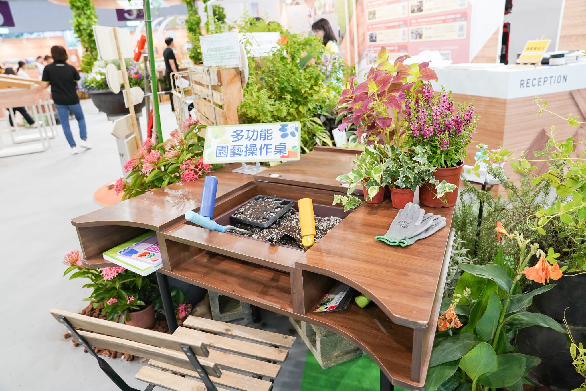 展示多功能園藝操作桌，便利亞健康高齡者、失智高齡者及精神障礙者能投入園藝活動中，具備收納、攜帶功能，坐著即可使用。