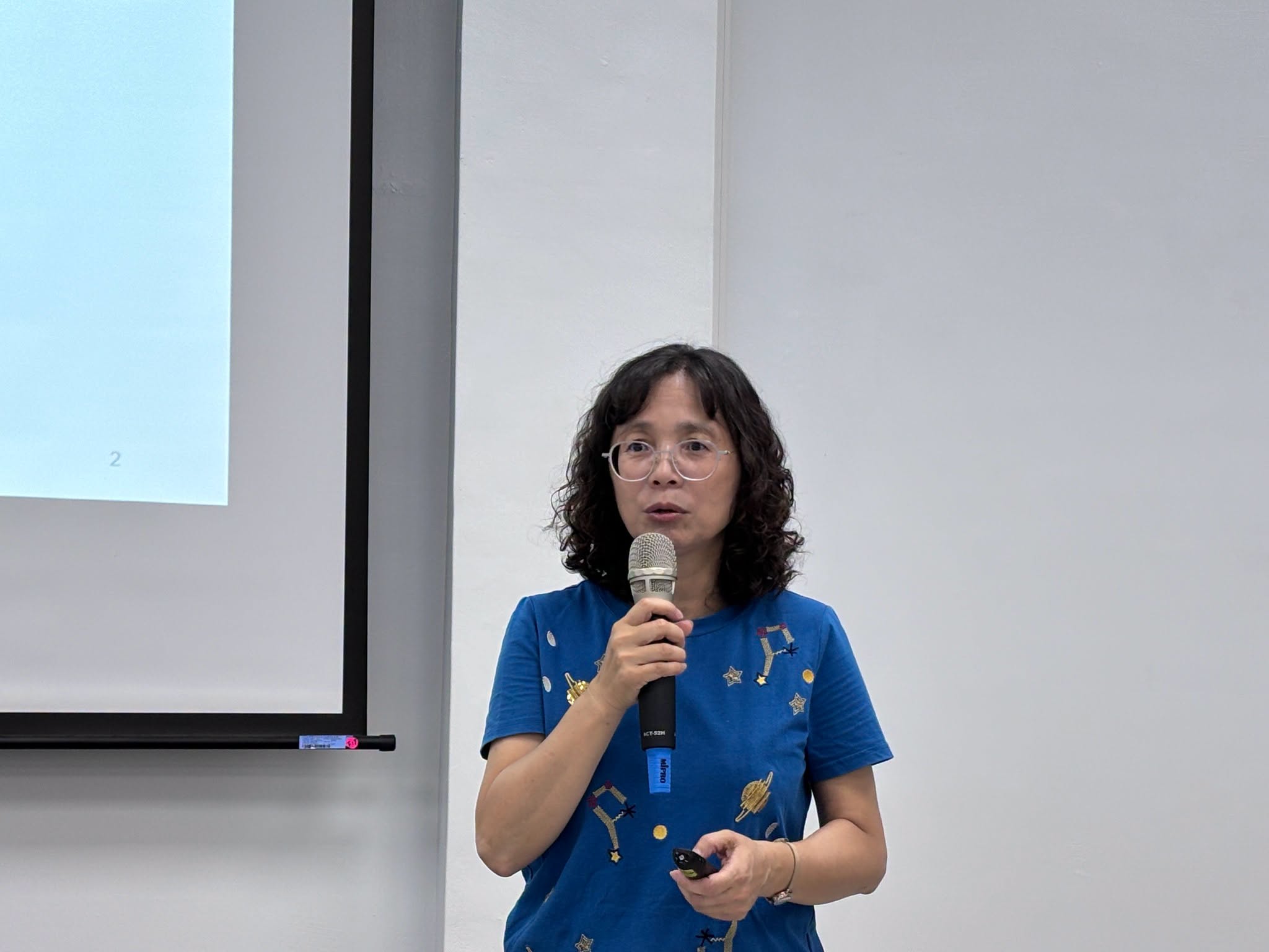 陳世芳研究員主持開訓並介紹「當前農業政策與本場研發成果」。