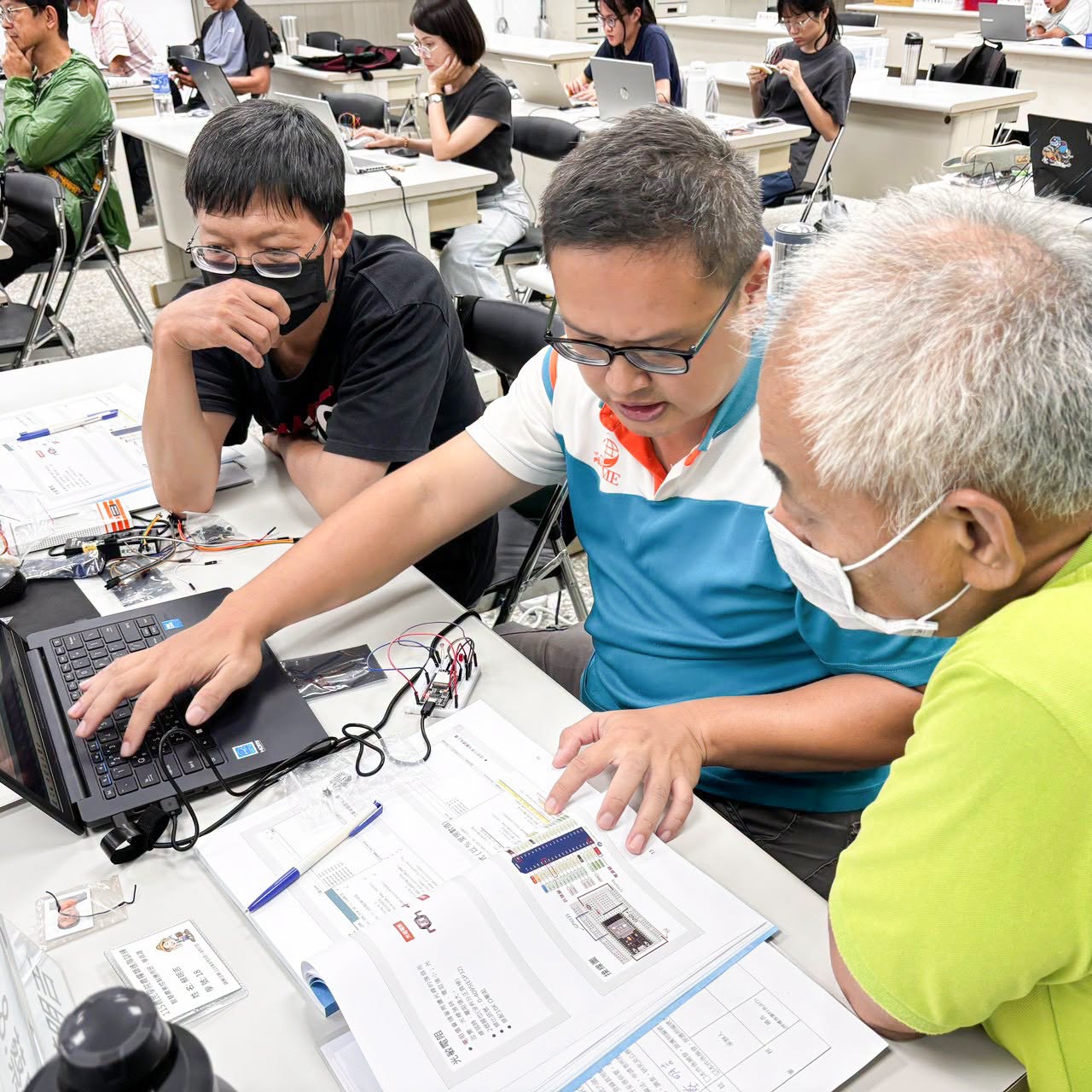 張佳偉助理研究員進行「智慧農業控制技術之程式撰寫與實務操作」。