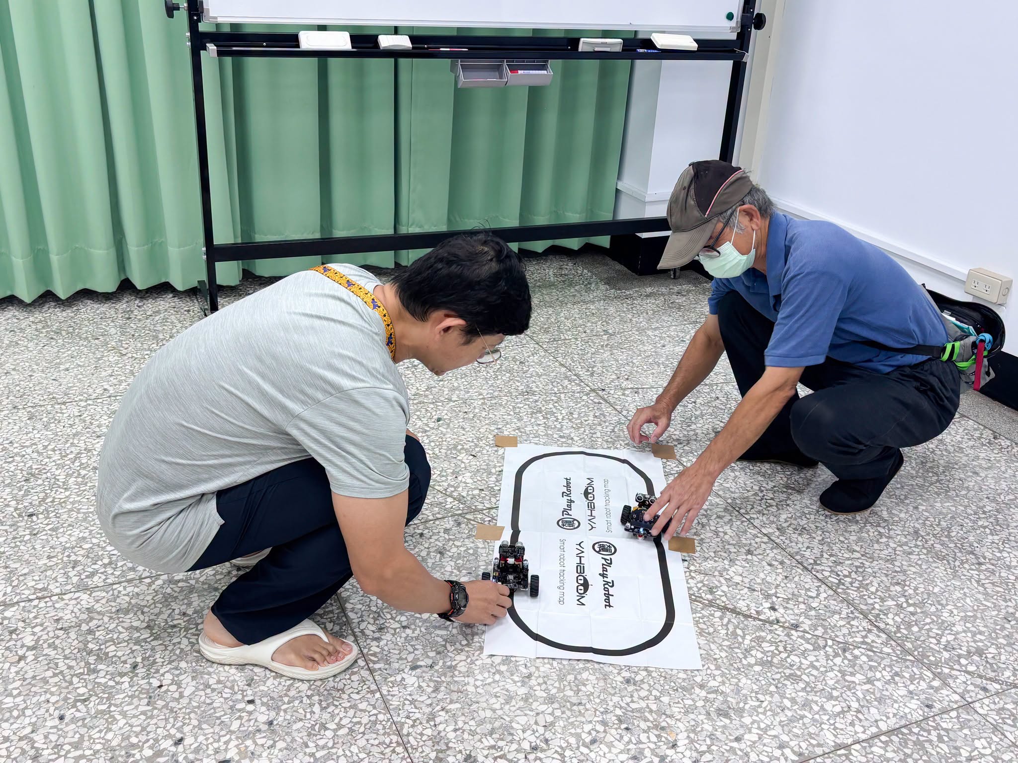 李聲謙主任帶領學員進行學員遠端控制設備實作。