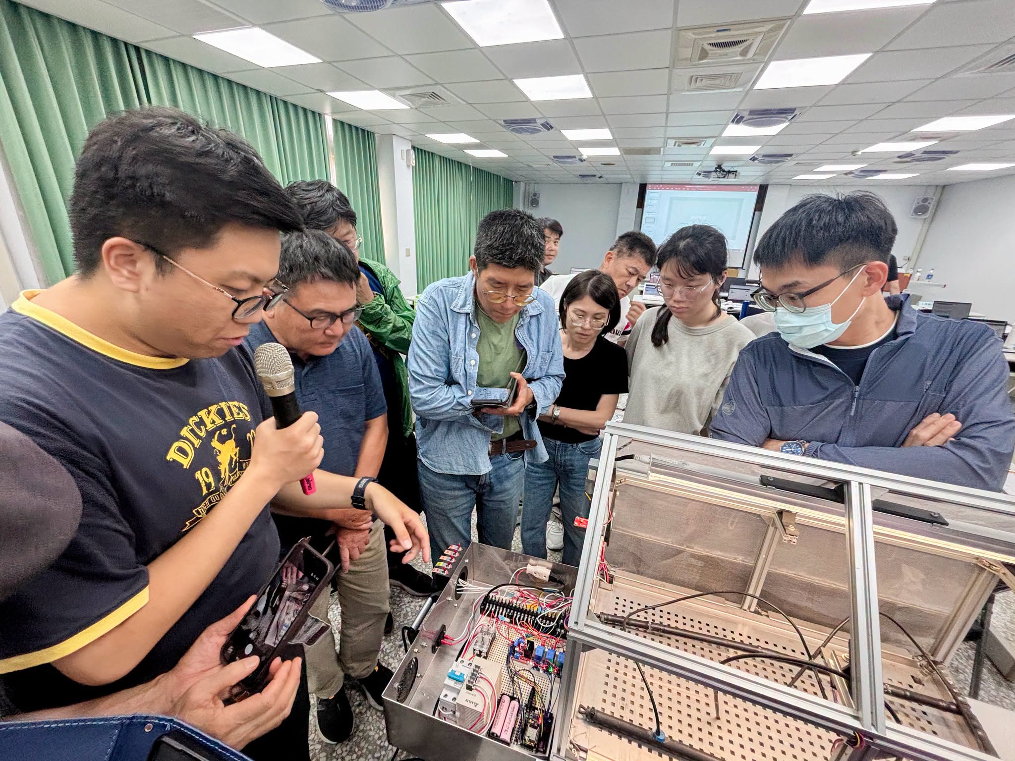 李東霖助理研究員進行「智慧農業控制技術之程式撰寫與實務操作」。