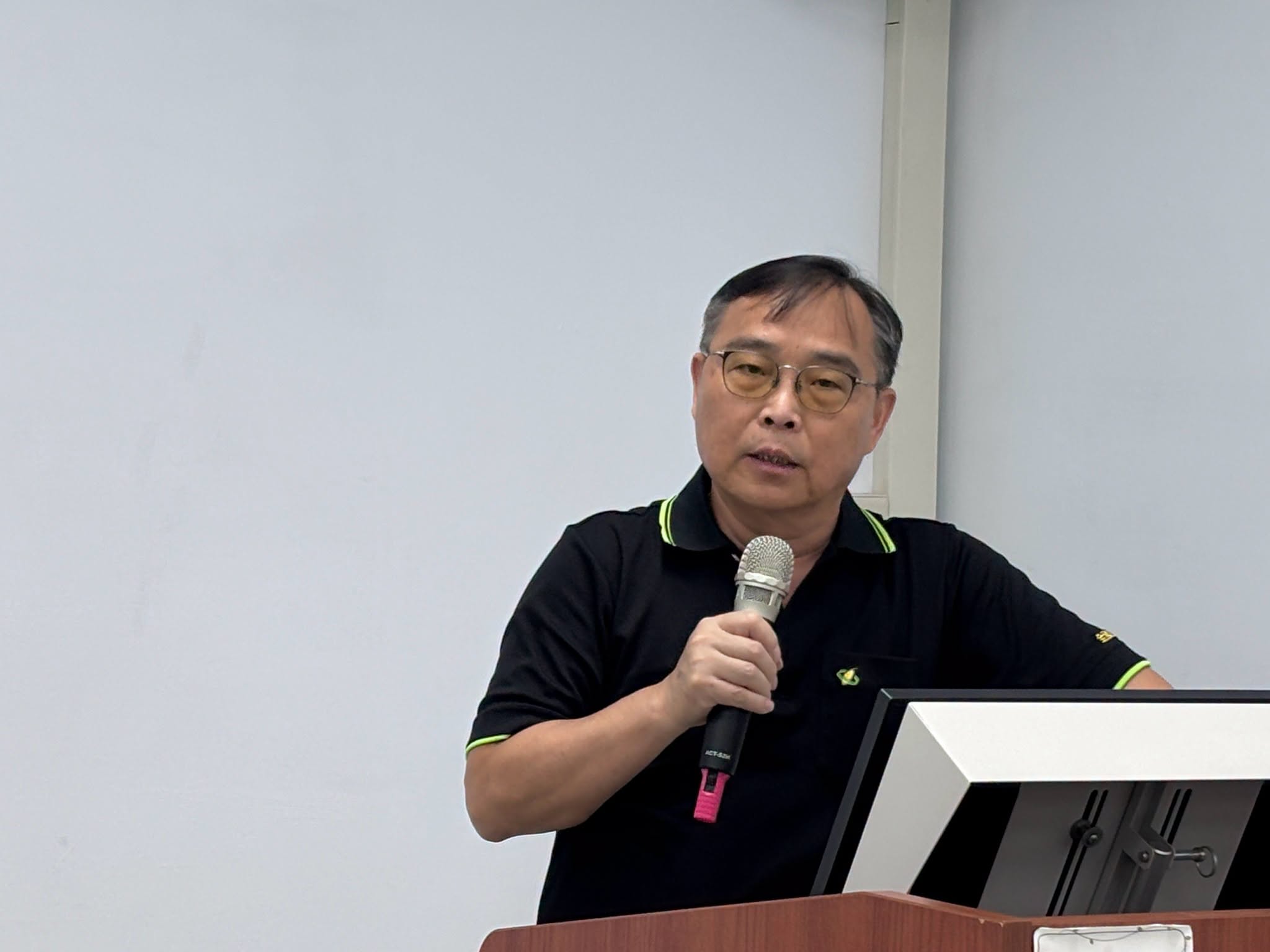 鄭坤海襄理說明溫室建置與智慧農業系統貸款資格。