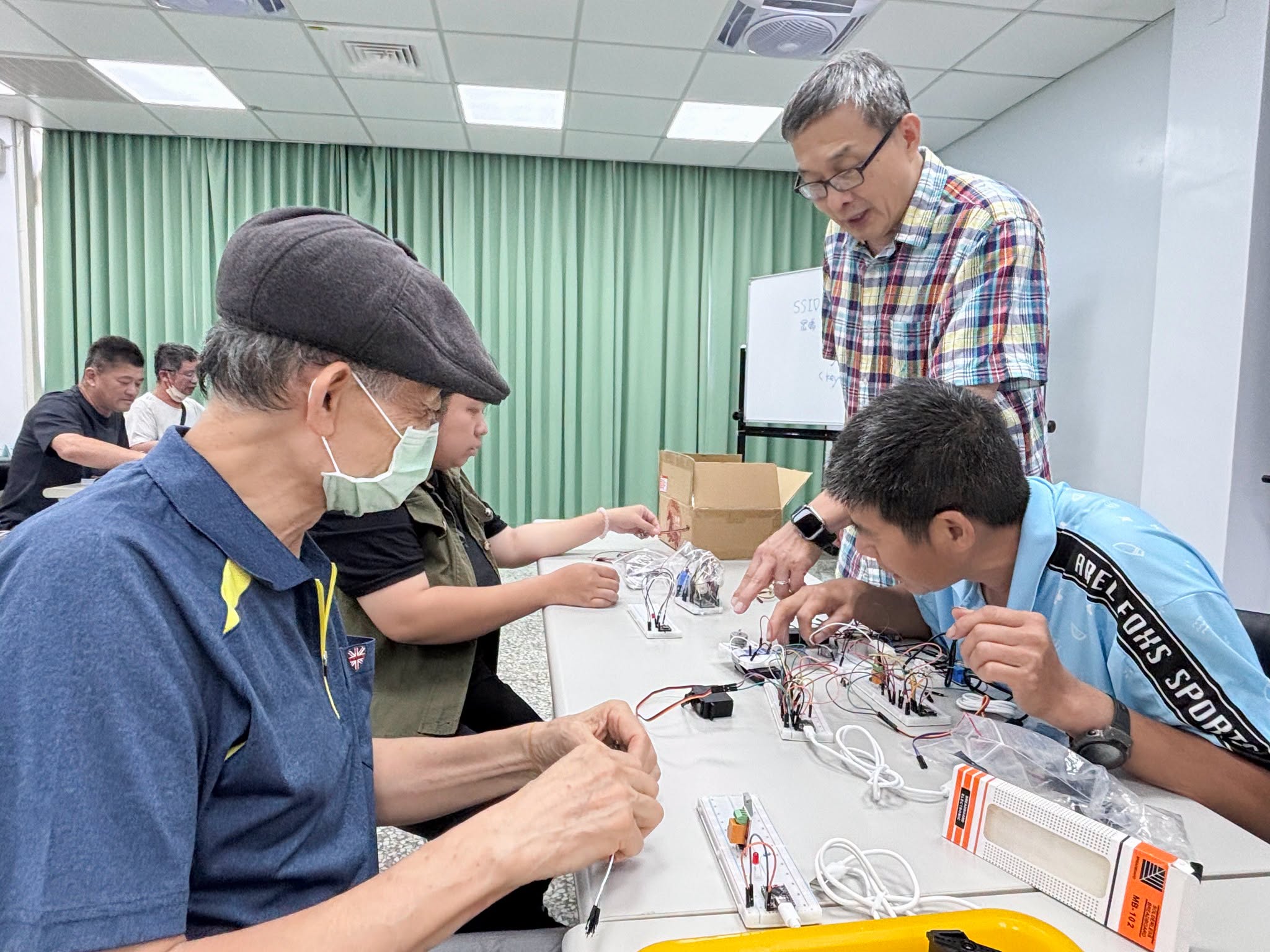 林聖泉退休教授帶領學員進行智慧農業人工智慧物聯網程式應用實作。