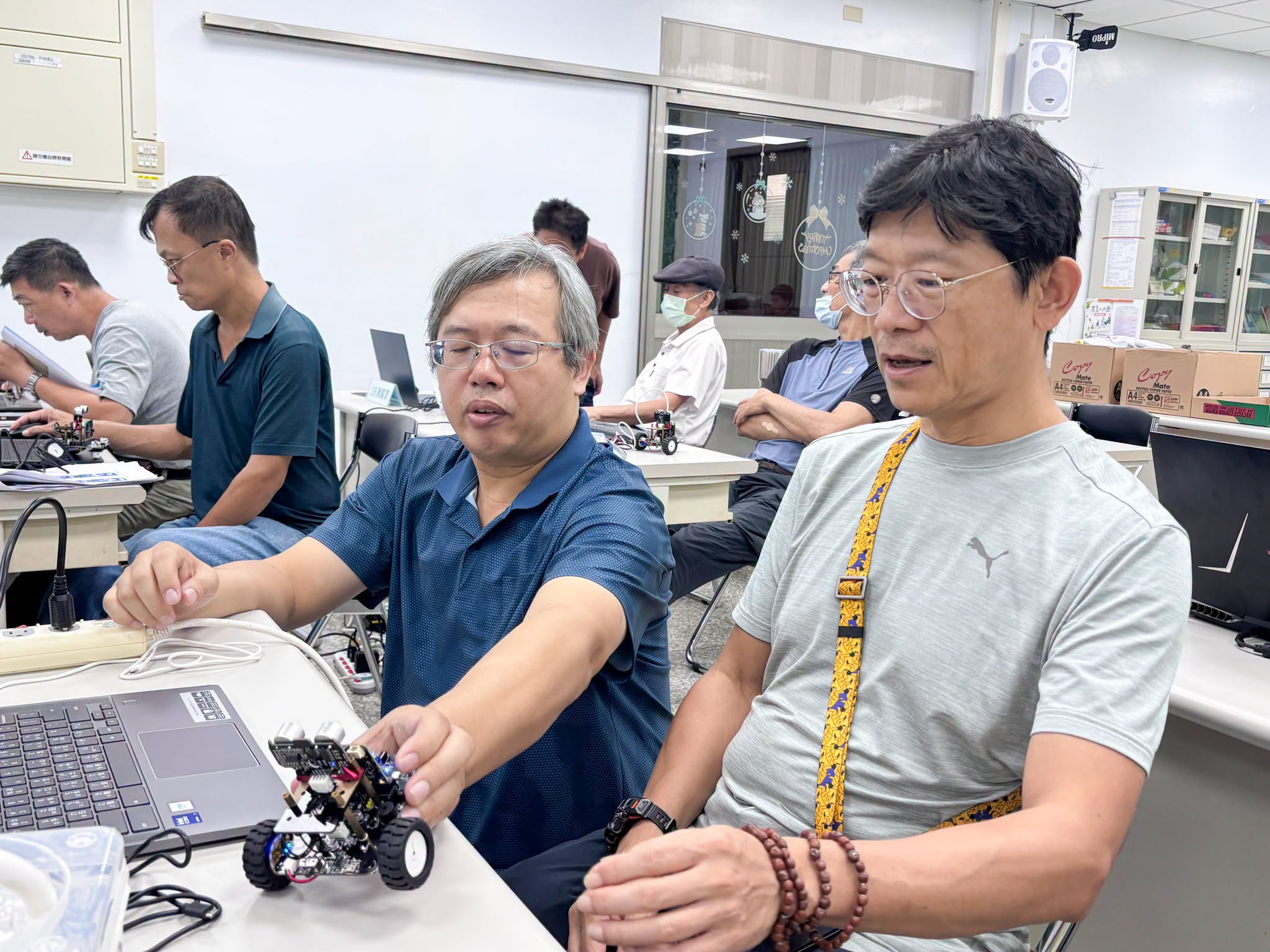 李聲謙主任帶領學員進行學員遠端控制設備實作。