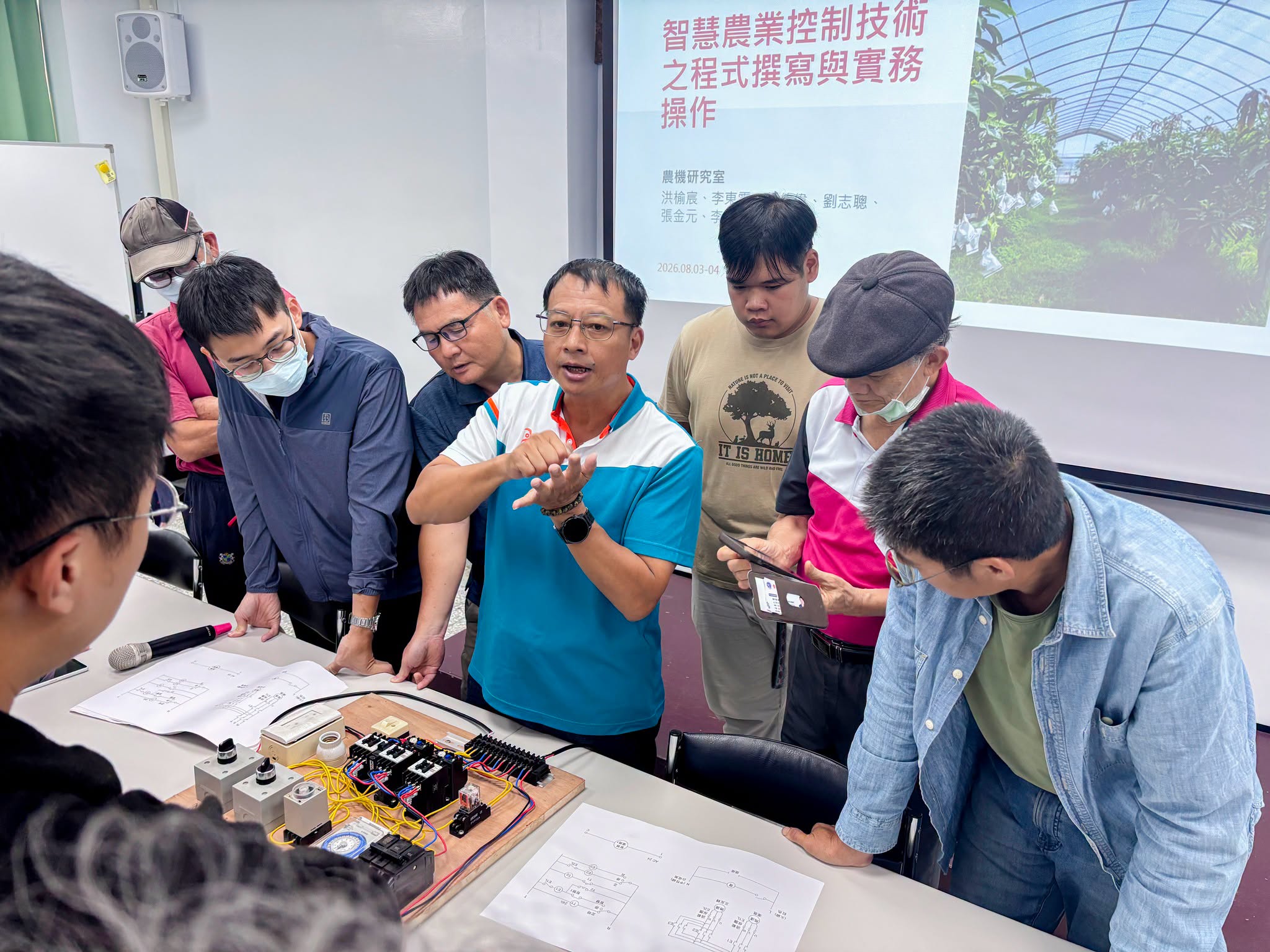 劉志聰技工帶領進行「智慧農業控制技術之程式撰寫與實務操作」。