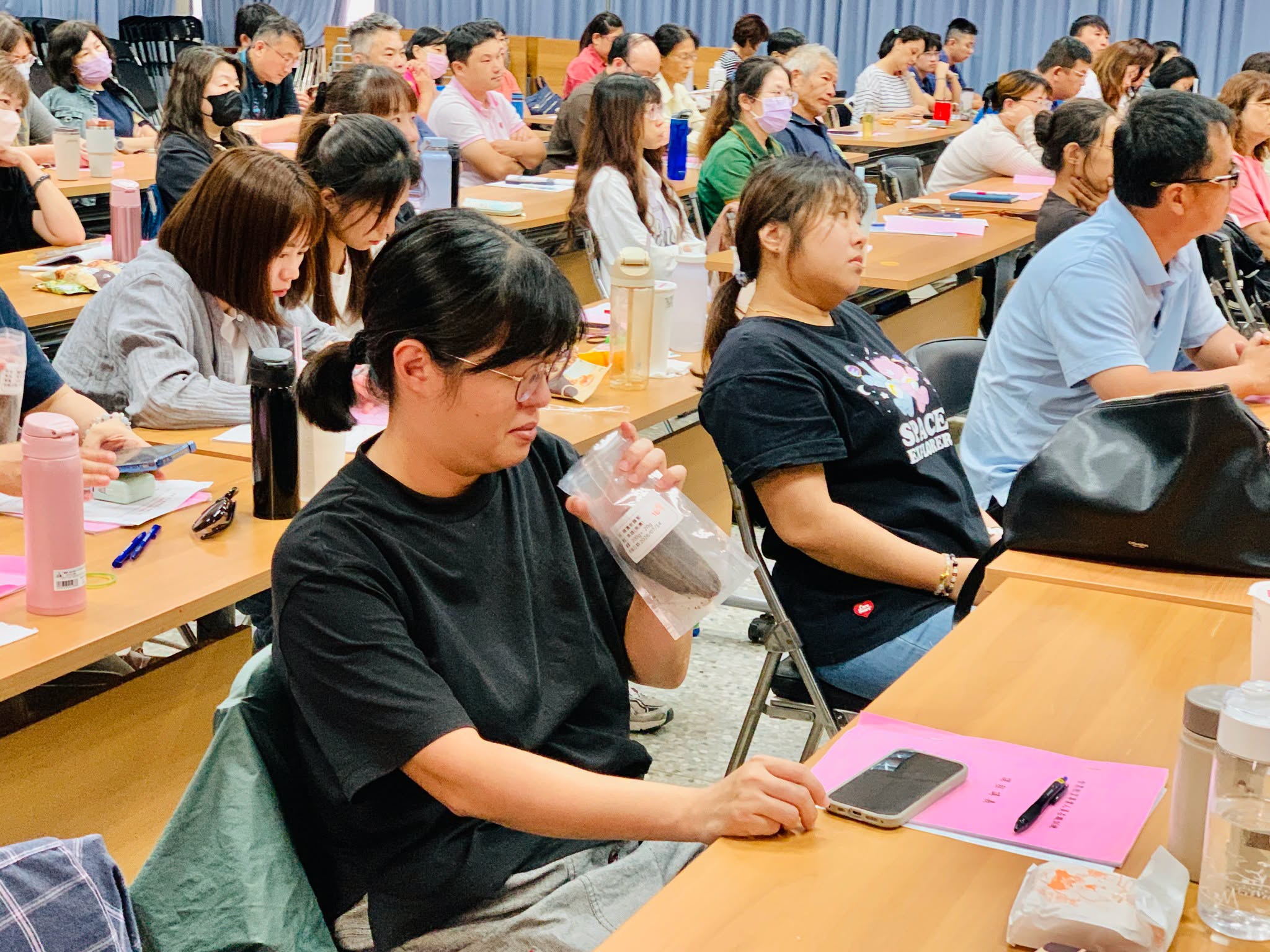 學員聞經時間保存的糖漬老蘿蔔與米糠所展現出的不同風味。