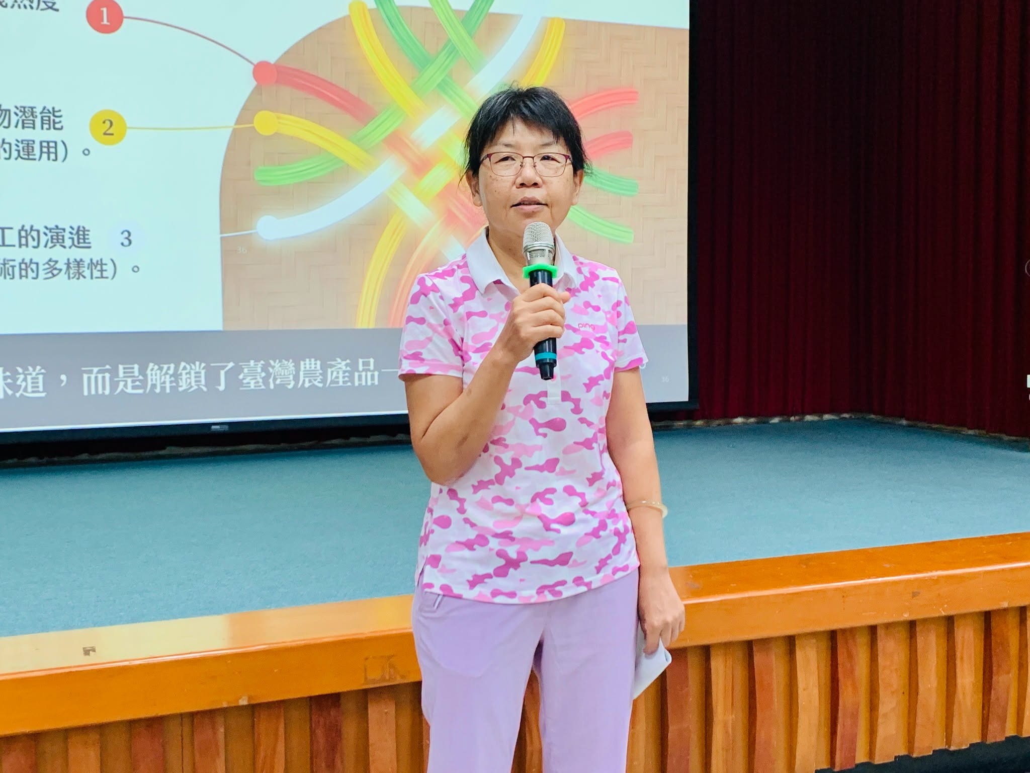 本場楊宏瑛場長主持綜合討論,與學員交流食農教育推動經驗及課程心得。