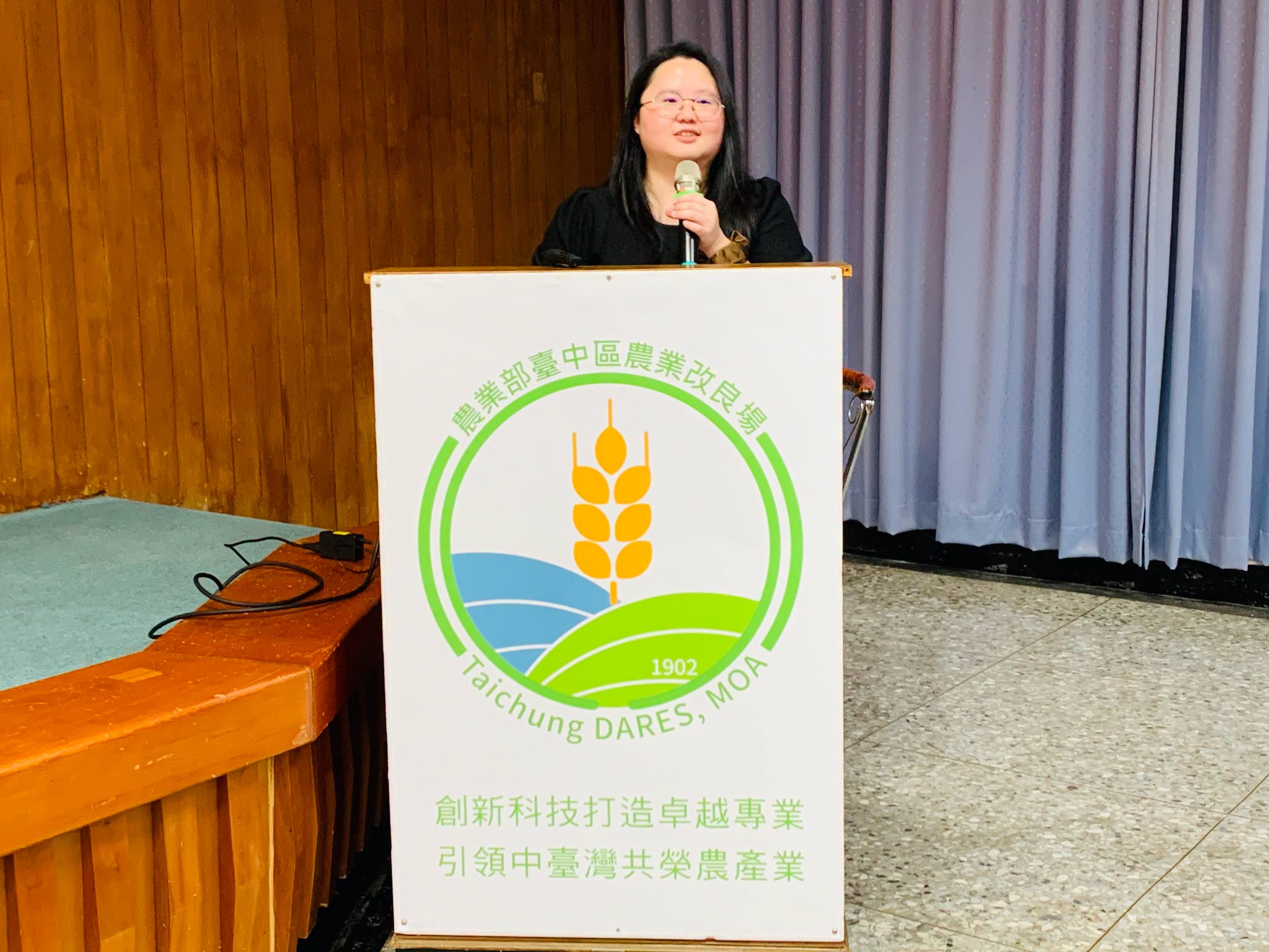 國立嘉義大學葉虹伶博士後研究員講解「生物多樣性在農業生態系統的角色」。
