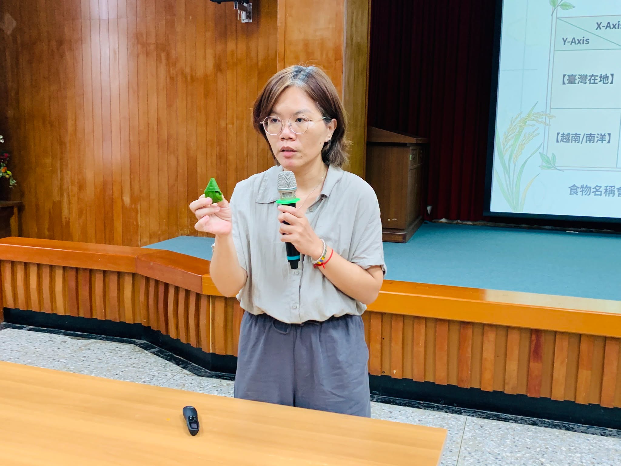糖果廚房食農生活家莊雅閔老師講述「新住民飲食、在地農產與跨文化融合」並展示東南亞植物-斑蘭葉。