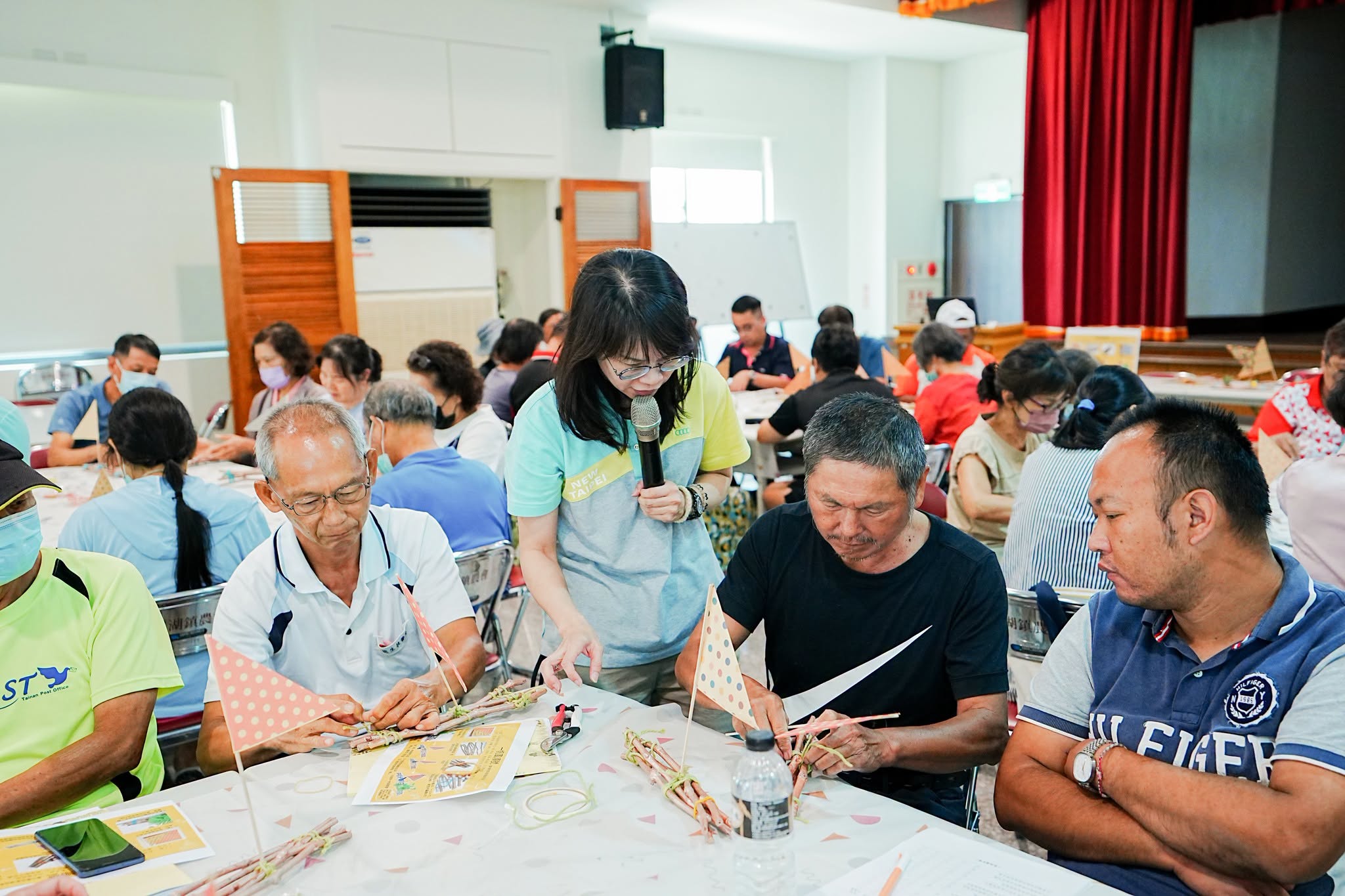 本場陳蓓真副研究員指導參訓人員葡萄枝條製作成創意的小物。