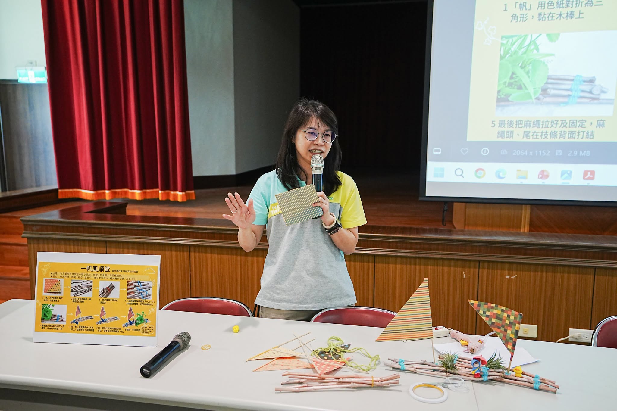 本場陳蓓真副研究員指導參訓人員葡萄枝條製作成創意的小物。