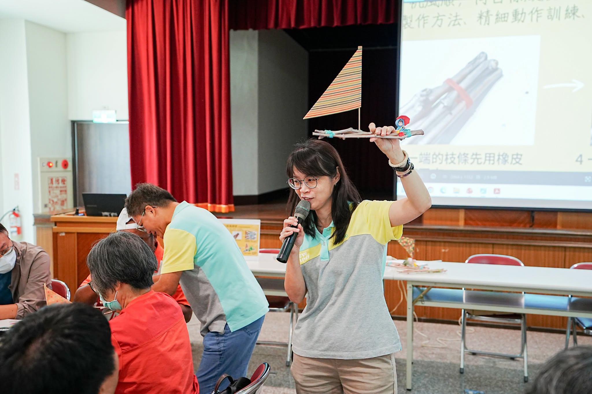 本場陳蓓真副研究員帶領學員進行葡萄枝條創意手作-「一帆風順號」製做。