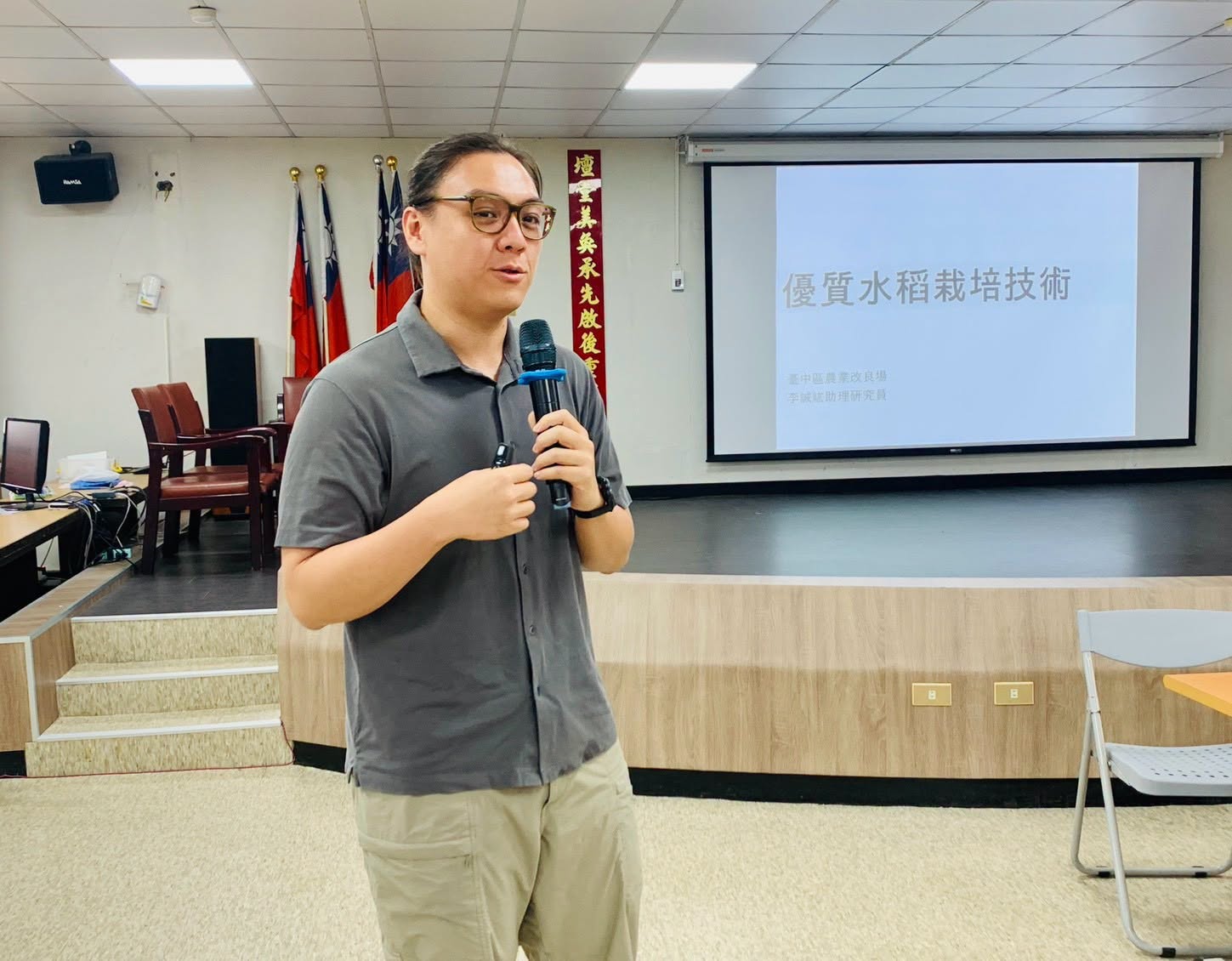 李誠紘助理研究員介紹優質水稻栽培技術。