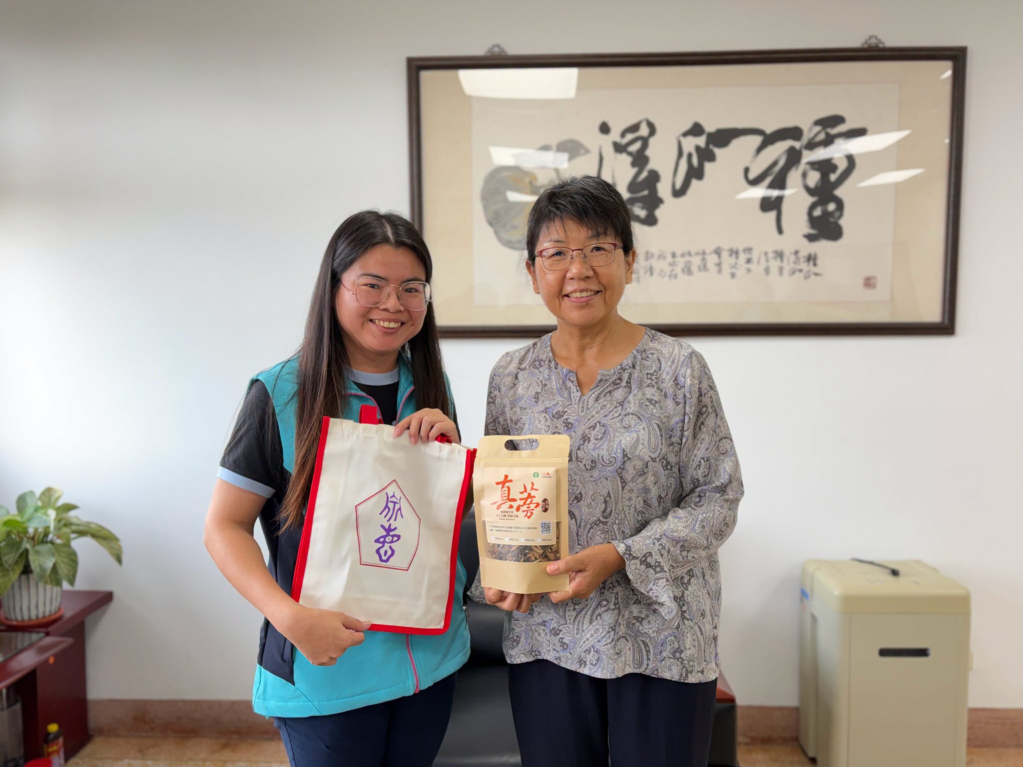 場長與青農副會長林馬雯牛蒡產品合照。