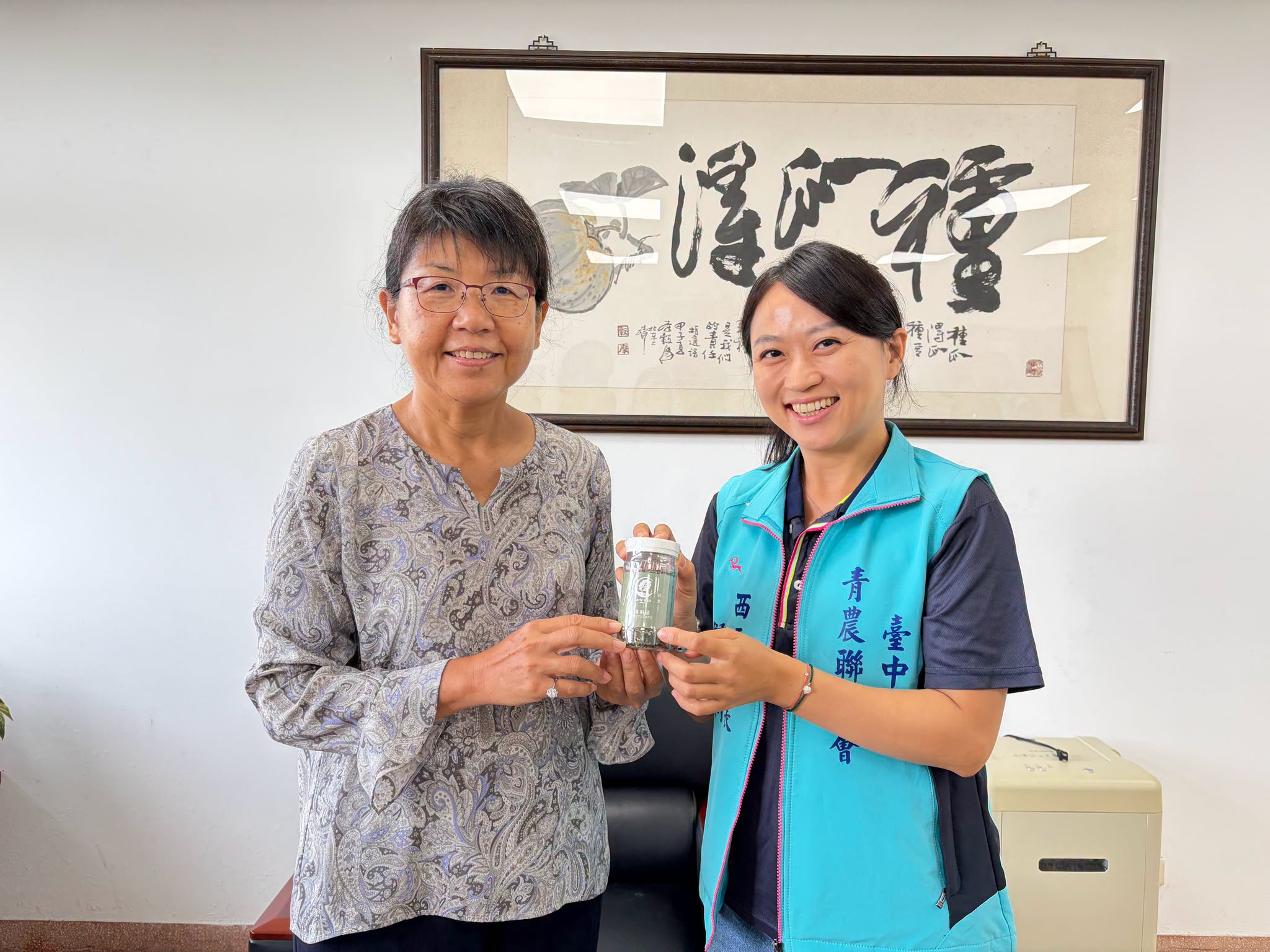 場長與青農鍾樺昀羽衣甘藍香鬆合照。