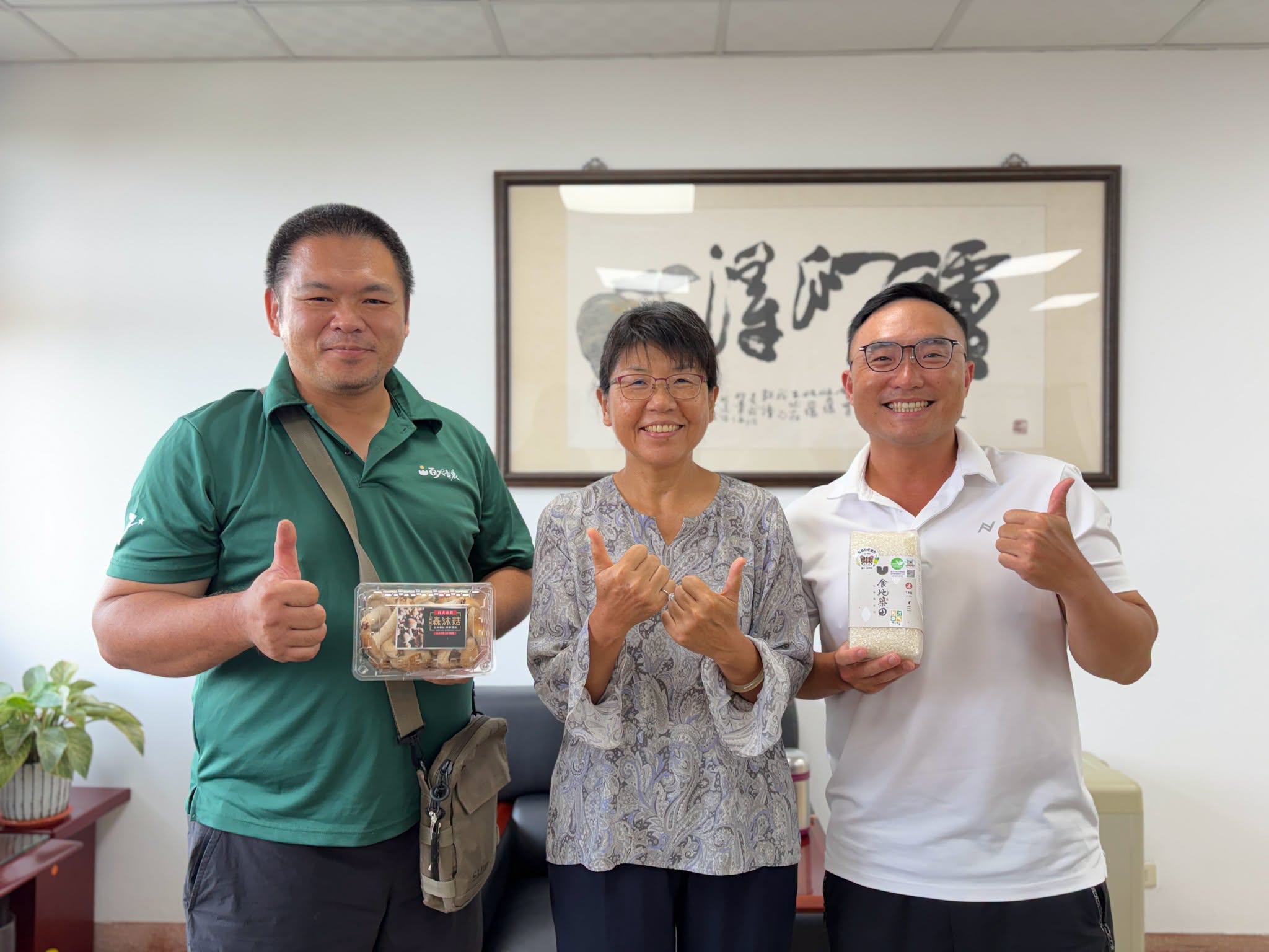 場長與青農張閔翔與劉啟葦產品合照。