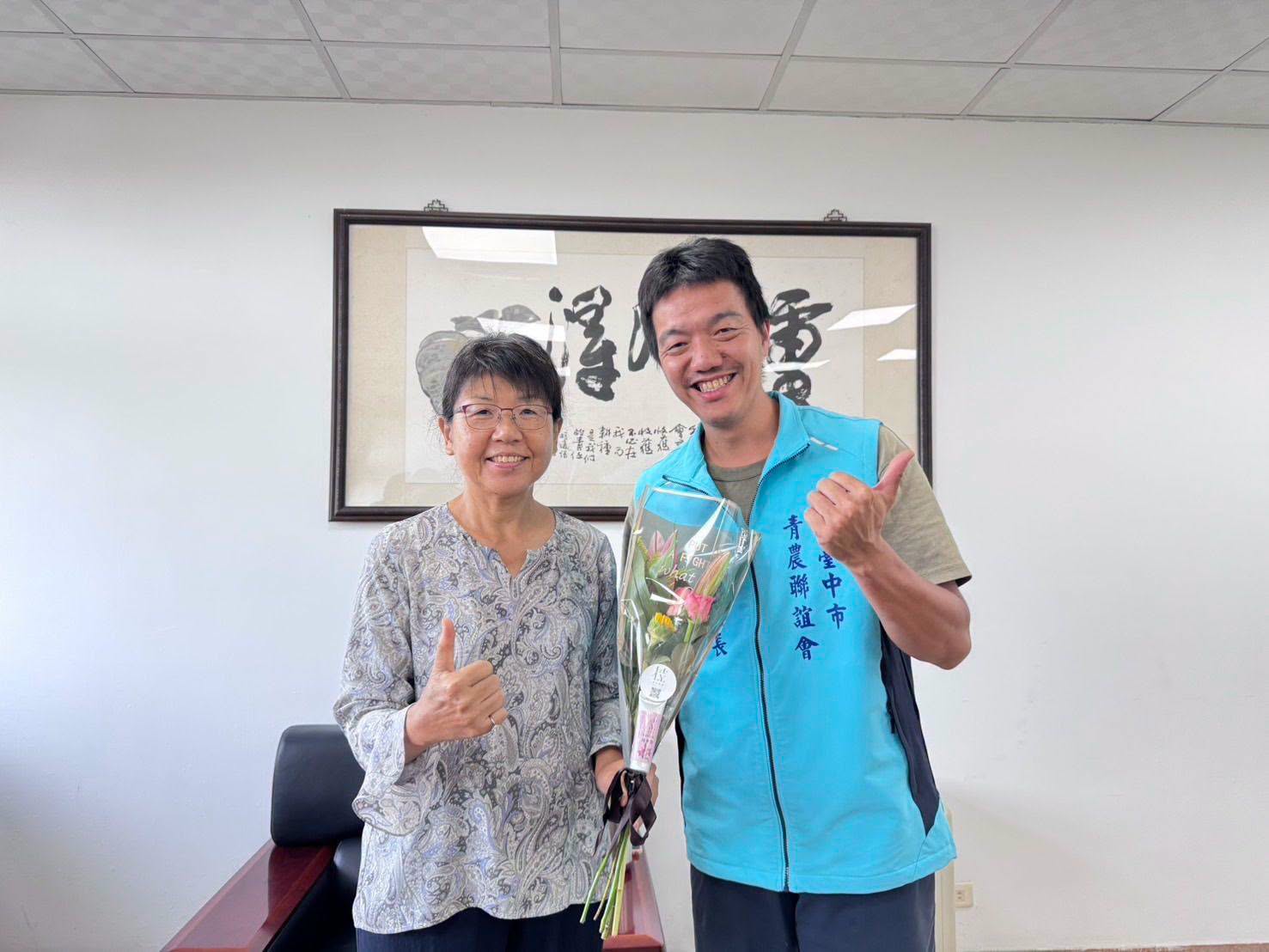 場長與青農黃智鴻百合花束合照。
