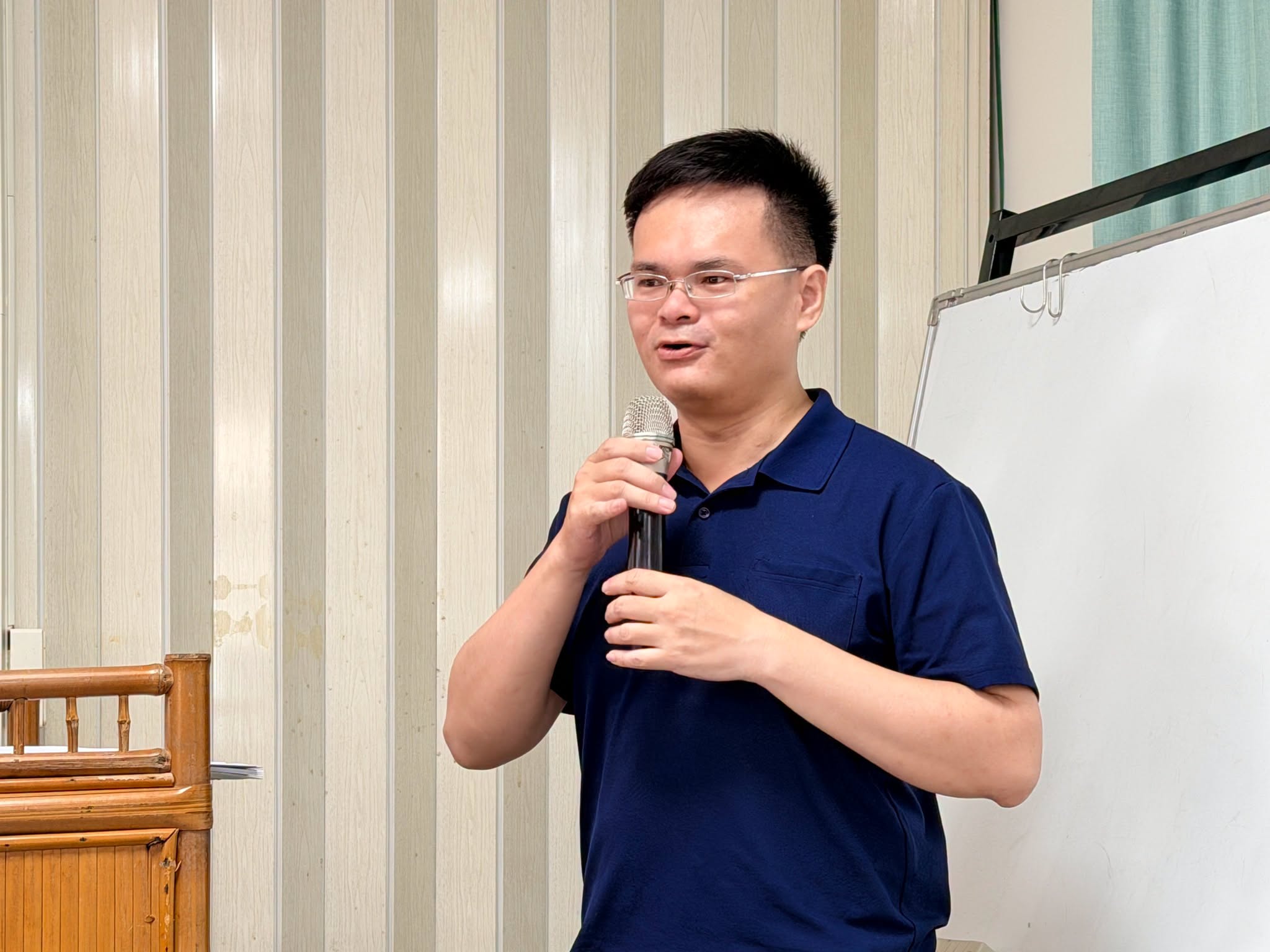 本場廖崇億助理研究員說明氣候變遷與農業淨零策略。