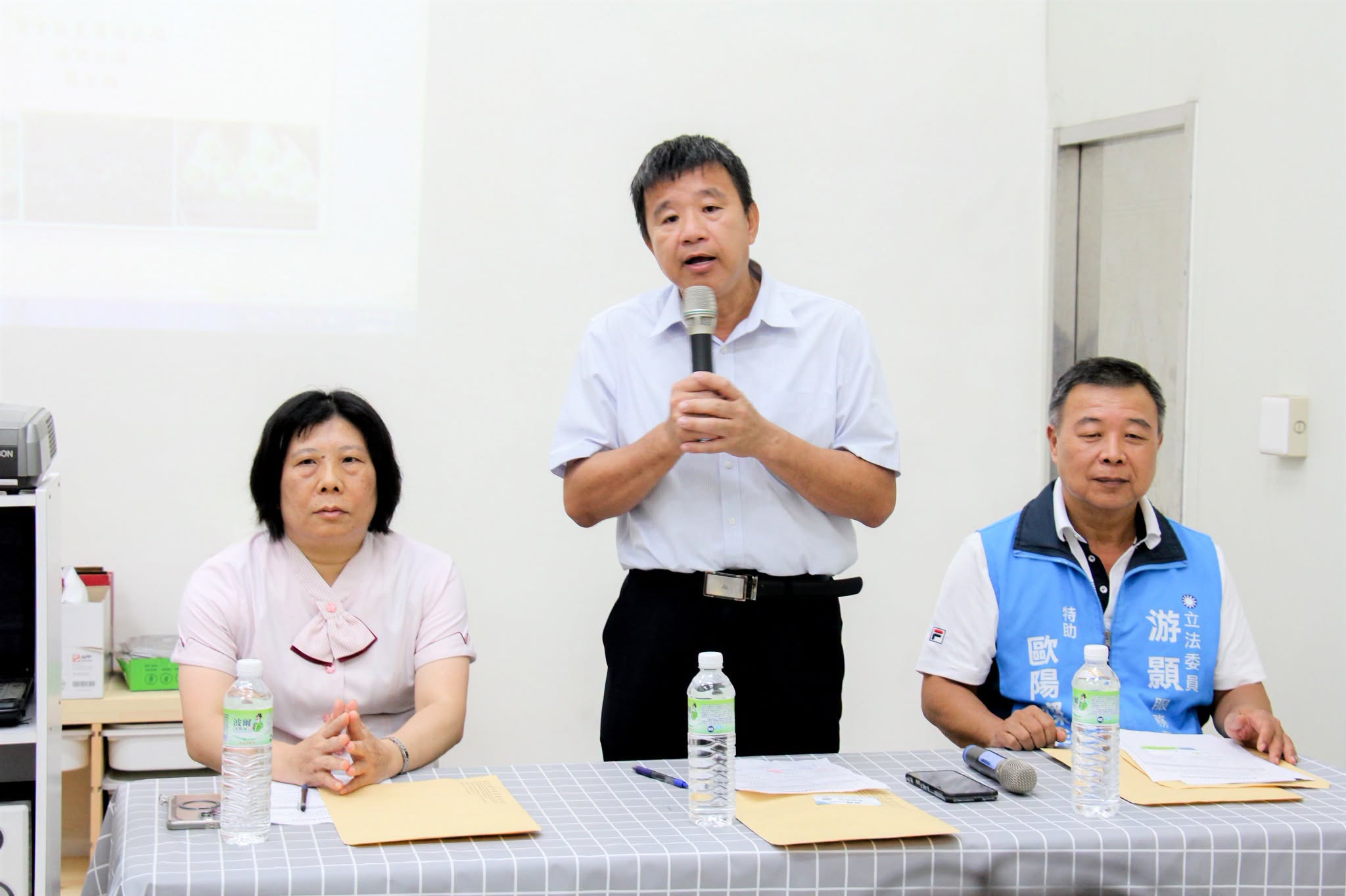 本場蕭政弘副場長(中)及南投市農會曾麗文主任(左)共同主持會議(右為游顥立委服務處歐陽燦岳特助)。