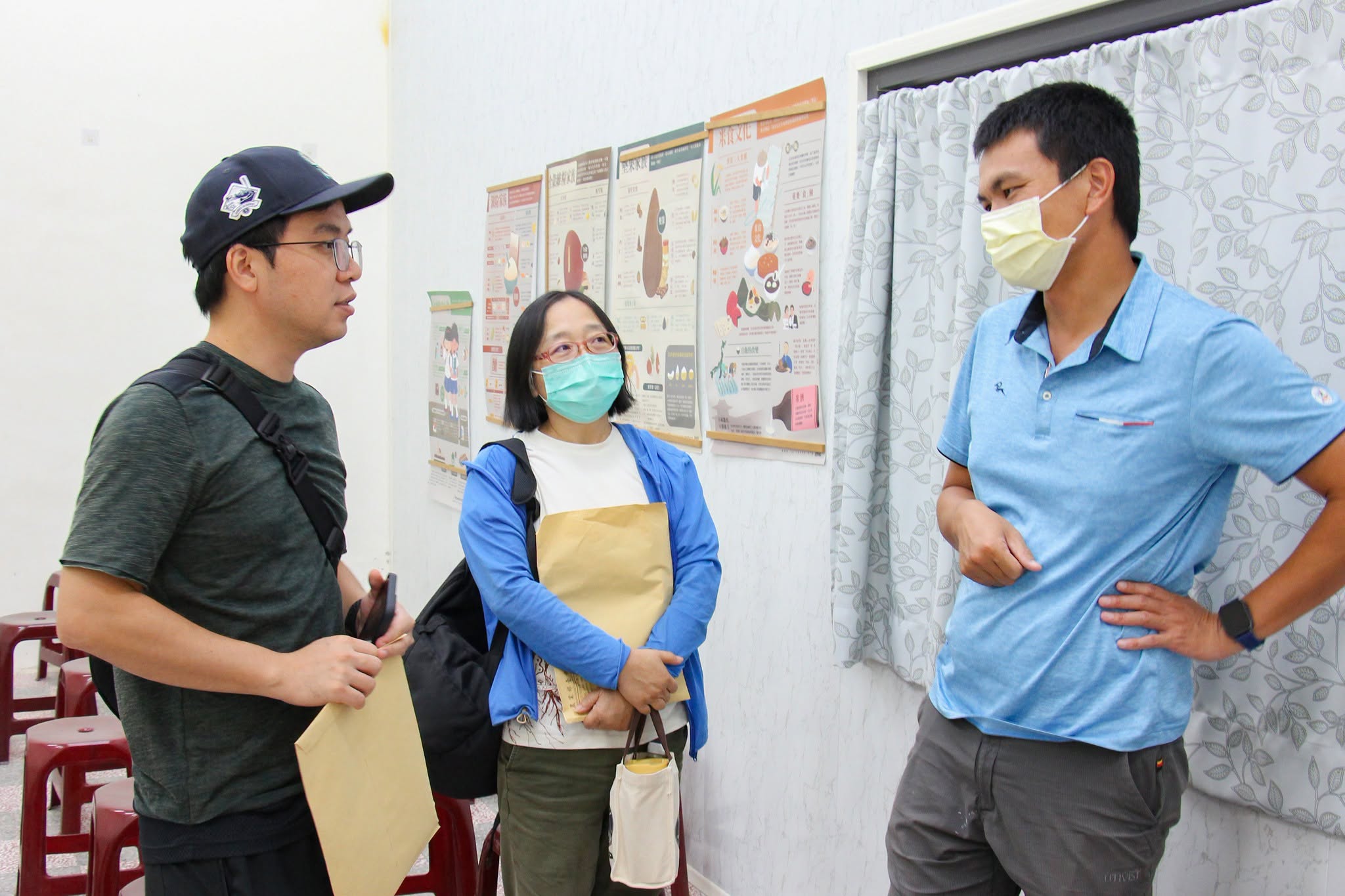 會後農友針對農產品產銷履歷申請流程議題與授課講師進行交流討論。