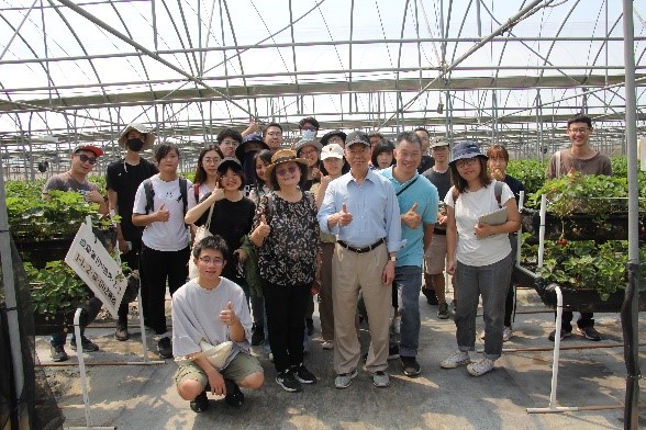 國立中興大學園藝學系師生一行參訪本場及臺中市園藝產業