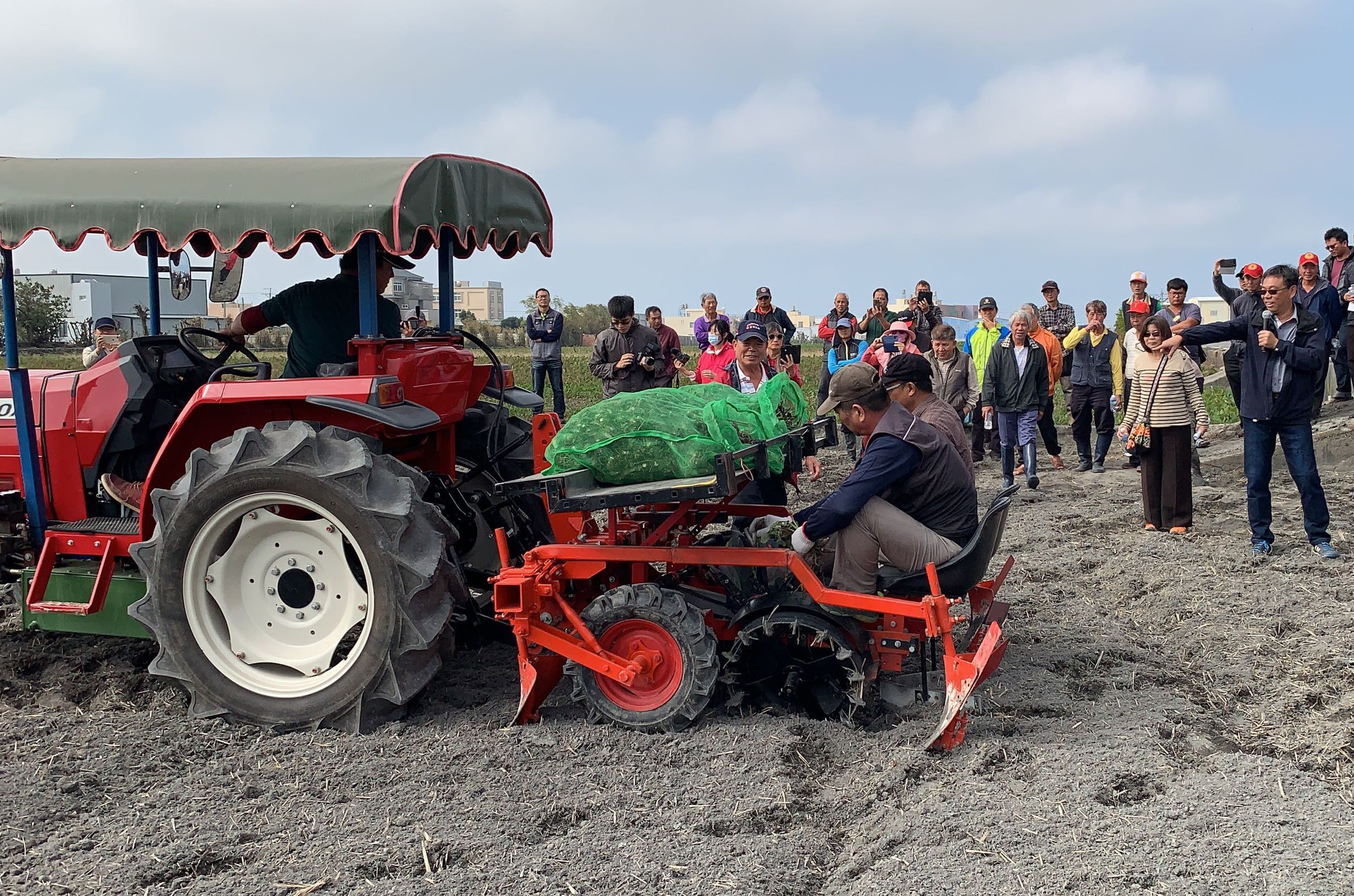 Attached two-row taro seedling transplanter (2019)
