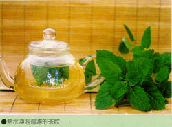 熱水沖泡過濾的茶飲